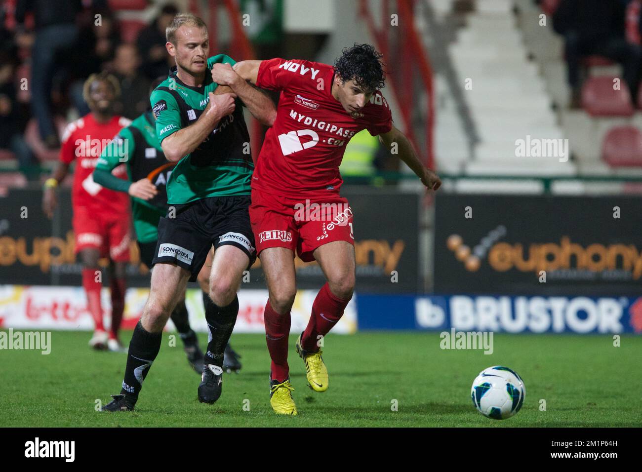 20121124 – KORTRIJK, BELGIEN: Tim Smolders von Cercle und Mario Carevic von Kortrijk kämpfen um den Ball während des Spiels der Jupiler Pro League zwischen KV Kortrijk und Cercle Brügge in Kortrijk, Samstag, den 24. November 2012, am 17. Tag der belgischen Fußballmeisterschaft. BELGA FOTO KURT DESPLENTER Stockfoto