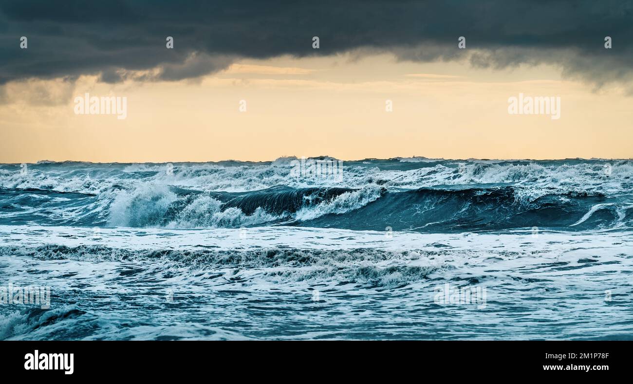 Sturmwellen mit Schaum. Dramatische Meereslandschaft. Stockfoto