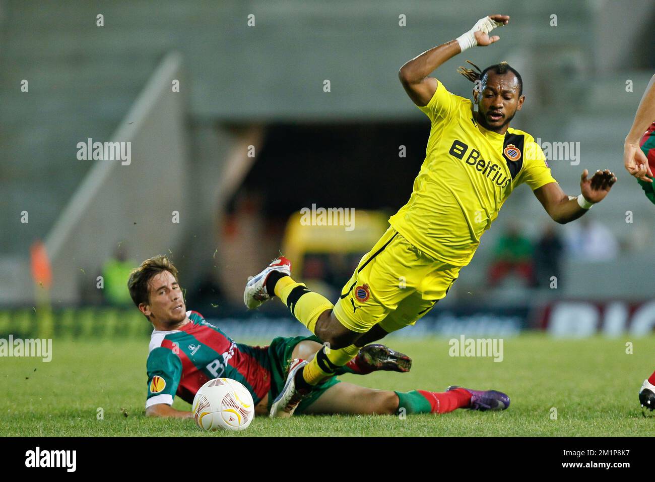 20121206 – FUNCHAL, PORTUGAL: Ruben Brigido von Maritimo und Mohamed 'Meme' Tchite des Clubs kämpfen um den Ball während eines Spiels zwischen dem portugiesischen Club Sport Maritimo und dem belgischen Club Brügge KV, wobei sie ihr letztes Spiel der Europa League-Gruppenbühne spielen, Donnerstag, den 06. Dezember 2012. BELGA FOTO BRUNO FAHY Stockfoto