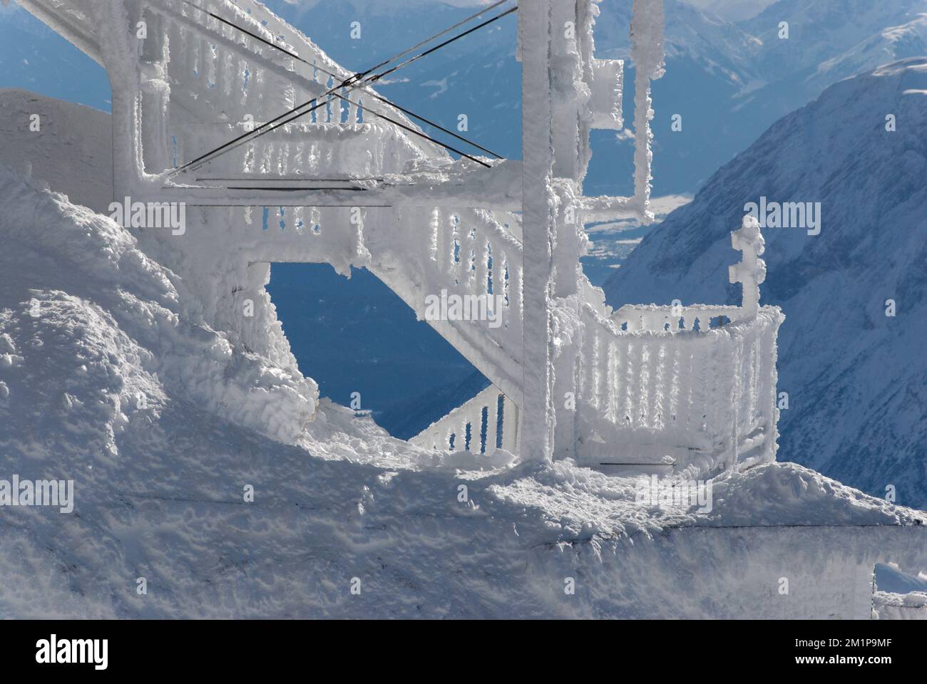 Gefrorene Treppen in den Alpen Stockfoto