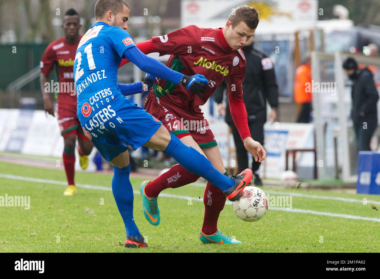 20121216 – WAREGEM, BELGIEN: Daniel Artola Fernandez von Genk und Jens Naessens von Essevee kämpfen um den Ball während des Spiels der Jupiler Pro League zwischen Zulte Waregem und RC Genk in Waregem, Sonntag, den 16. Dezember 2012, am 20. Tag der belgischen Fußballmeisterschaft. BELGA FOTO BRUNO FAHY Stockfoto