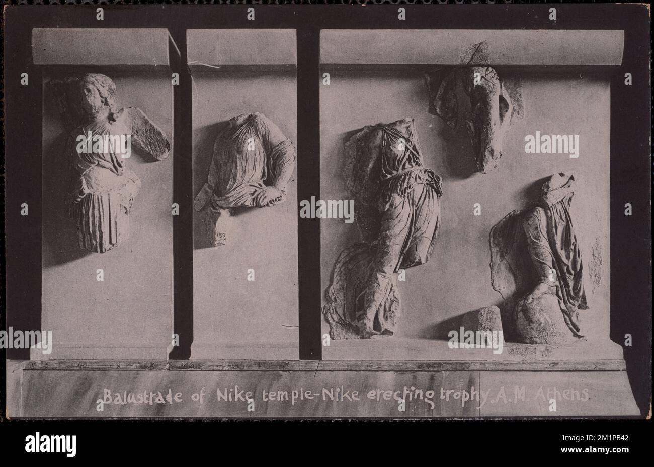 Balustrade of Nike Temple – Nike erecting Trophäe. A. M. Athen, Balustrades, Antiquitäten, Göttinnen, Basreliefs, Nike Griechische Gottheit. Nicholas Catsimpoolas Kollektion Stockfoto