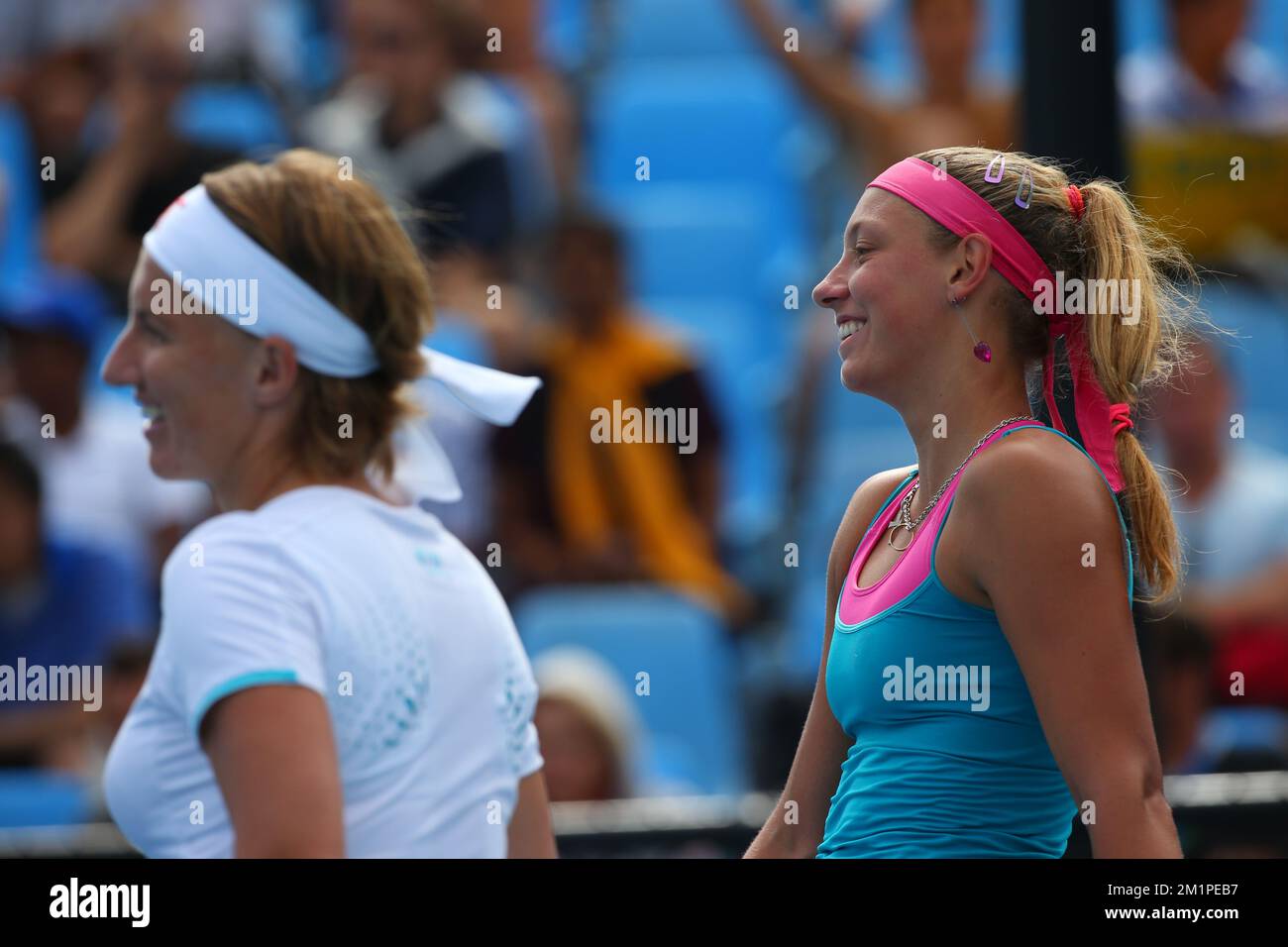 20130118 Uhr – MELBOURNE, AUSTRALIEN: Russische Svetlana Kuznetsova und belgische Yanina Wickmayer, die während des Spiels zwischen der belgischen Yanina Wickmayer und der russischen Svetlana Kuznetsova gegen die spanische Nuria Llagostera und die chinesische Jie Zheng in der zweiten Runde des Doppel-Turniers der Frauen beim Grand Slam „Australian Open“ fotografiert wurden; Freitag, 18. Januar 2013 in Melbourne Park, Melbourne, Australien. BELGA FOTO PATRICK HAMILTON Stockfoto