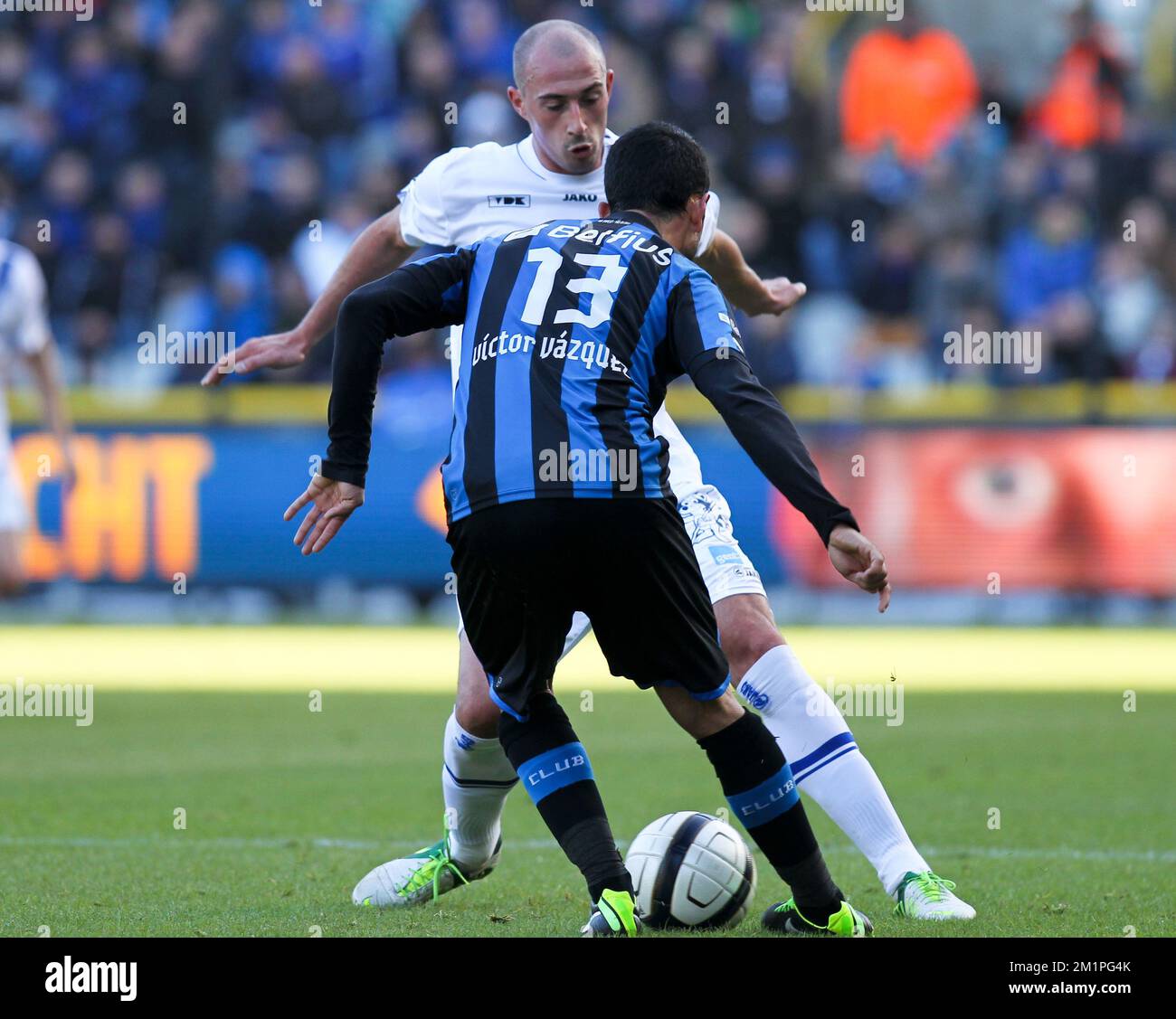 20130127 – BRÜGGE, BELGIEN: Victor Vazquez Solsona des Vereins und Christophe Lepoint von Gent kämpfen um den Ball während des Spiels der Jupiler Pro League zwischen dem Club Brügge und AA Gent in Brügge, Sonntag, den 27. Januar 2013, am 24. Tag der belgischen Fußballmeisterschaft. BELGA PHOTO VIRGINIE LEFOUR Stockfoto