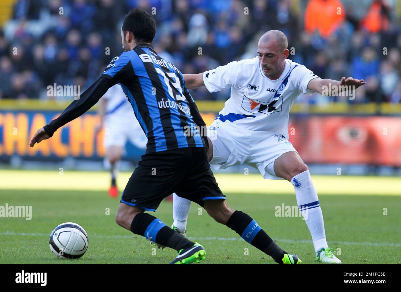 20130127 – BRÜGGE, BELGIEN: Victor Vazquez Solsona des Vereins und Christophe Lepoint von Gent kämpfen um den Ball während des Spiels der Jupiler Pro League zwischen dem Club Brügge und AA Gent in Brügge, Sonntag, den 27. Januar 2013, am 24. Tag der belgischen Fußballmeisterschaft. BELGA PHOTO VIRGINIE LEFOUR Stockfoto