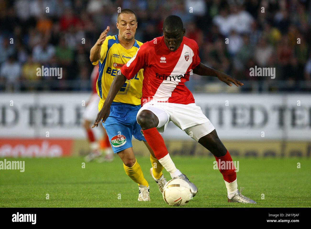 20070811 – SINT-TRUIDEN, BELGIEN: Peter Delorge (L) von Sint-Truiden und Demba Ba (R) von Mouscron kämpfen um den Ball während des zweiten Tages der belgischen Fußball-Erstliga-Meisterschaft, Spiel Sint-Truiden gegen Mouscron, Samstag, den 11. August 2007 in Sint-Truiden. Mouscron gewann 0:2. BELGA PHOTO YORICK JANSENS *** Lokale Bildunterschrift *** Stockfoto