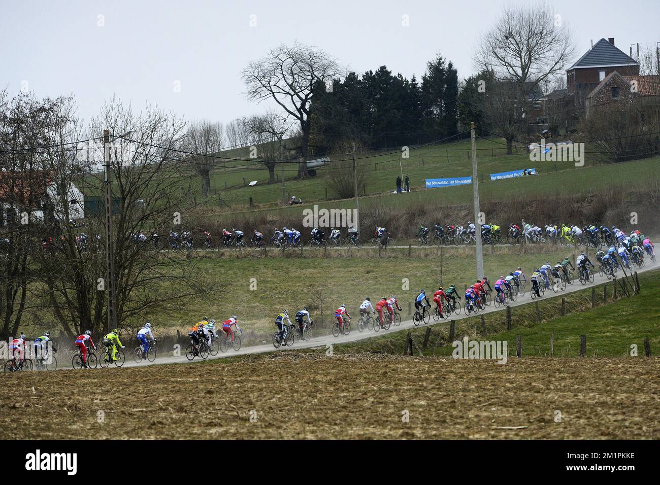 Illustration des Motorradpakets während der 68.. Ausgabe des Radrennen Omloop Het Nieuwsblad am Samstag, den 23. Februar 2013 in Gent. Stockfoto