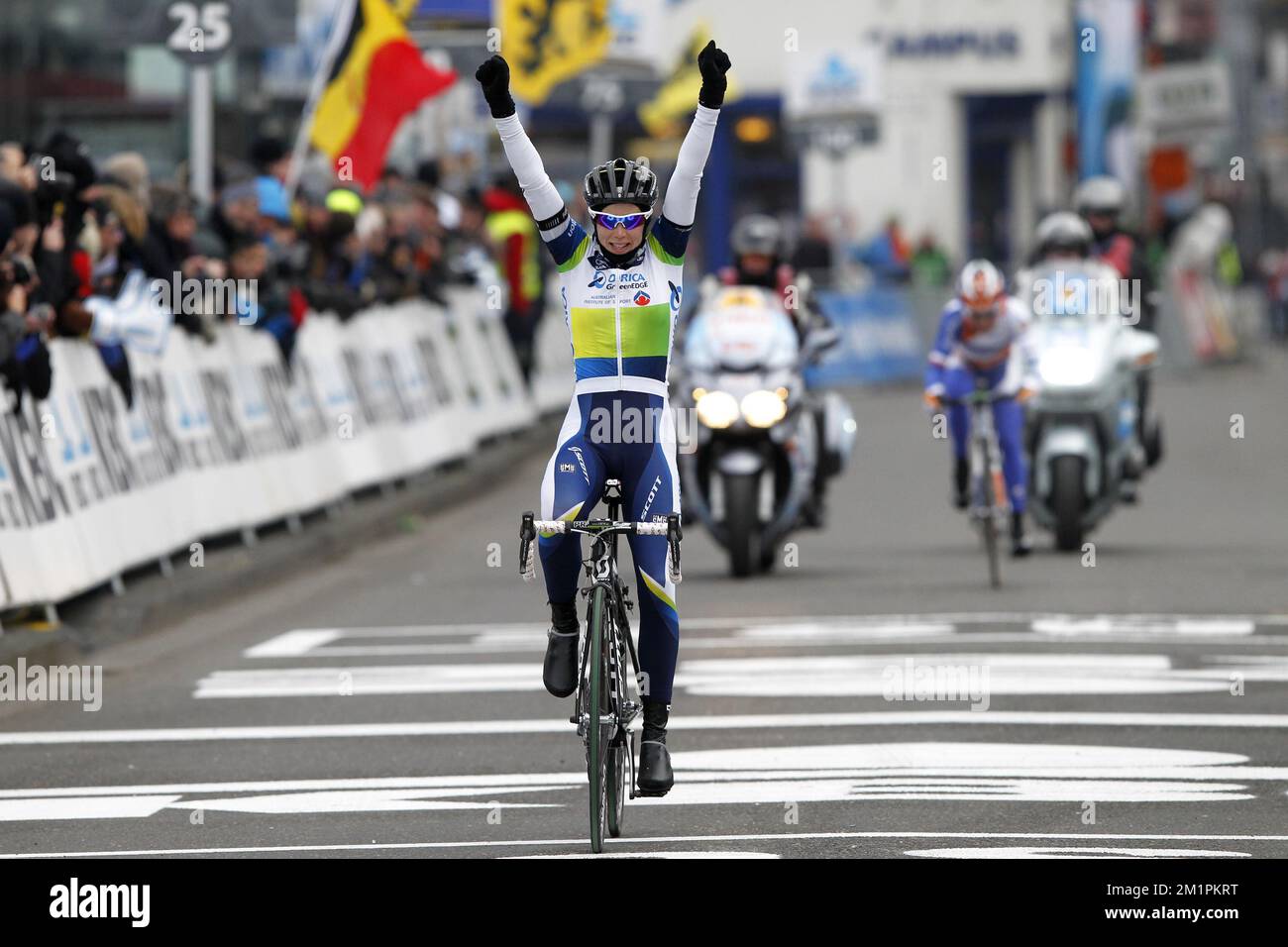 20130223 – GENT, BELGIEN: Die australische Tiffany Cromwell von Orica-GreenEdge feiert, als sie die Ziellinie überquert und das Radrennen Omloop Het Nieuwsblad am Samstag, den 23. Februar 2013 in Gent gewinnt. BELGA FOTO KRISTOF VAN ACCOM Stockfoto