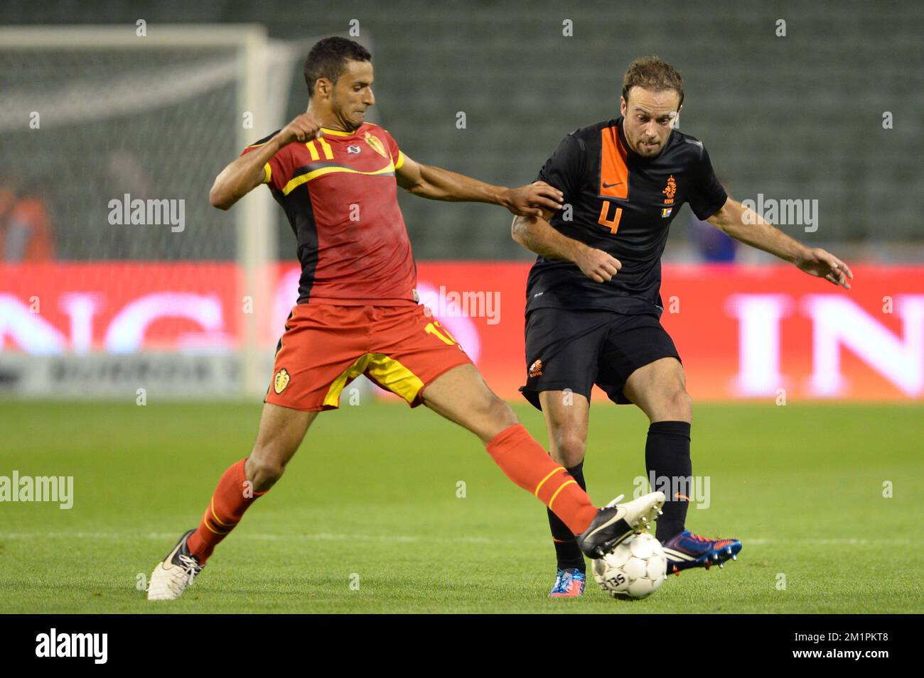 20120815 – BRÜSSEL, BELGIEN: Nacer Chadli aus Belgien und Joris Mathijsen aus den Niederlanden kämpfen um den Ball während eines Freundschaftsspiels der belgischen Fußballnationalmannschaft und der Nationalmannschaft des Nachbarlandes Niederlande am Mittwoch, den 15. August 2012 im Koning-Boudewijn-Baudion - Stade ROI douin in Brüssel. BELGA FOTO BRUNO FAHY Stockfoto