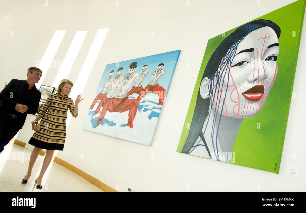 Prinzessin Mathilde von Belgien besucht eine Kunstausstellung „drei Farben Belgiens“ mit belgischem Künstler, der in Thailand lebt, Christian Develter (L) in Bangkok, Thailand, Montag, den 18. März 2013, am zweiten Tag einer Wirtschaftsmission des Kronprinzen Belgiens nach Thailand. BELGA FOTO BENOIT DOPPPAGNE Stockfoto