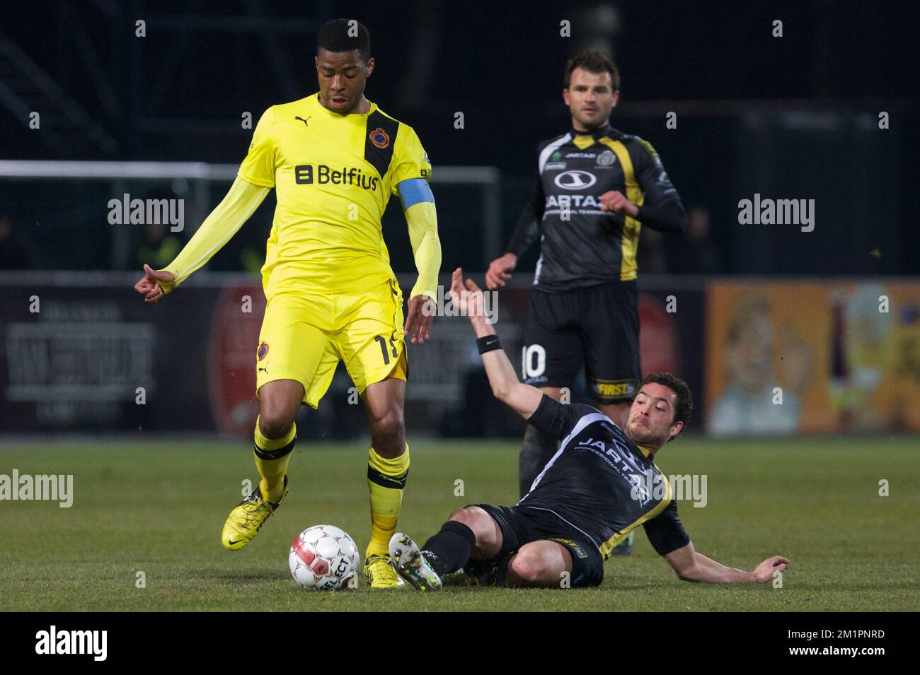 Ryan Donk und die Koen Persoons von Lokeren kämpfen während des Jupiler Pro League-Spiels von Play-Off 1 um den Ball zwischen Sporting Lokeren und Club Brügge in Lokeren Stockfoto