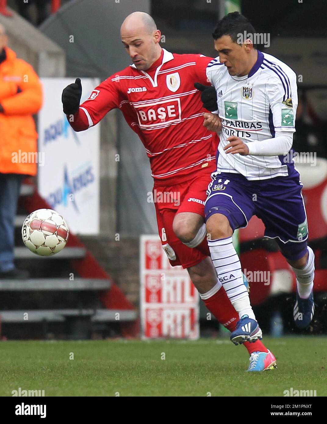 Laurent Ciman von Standard und Matias Suarez von Anderlecht kämpfen während des Jupiler Pro League-Spiels von Play-Off 1 zwischen Standard de Liege und RSC Anderlecht in Lüttich um den Ball Stockfoto