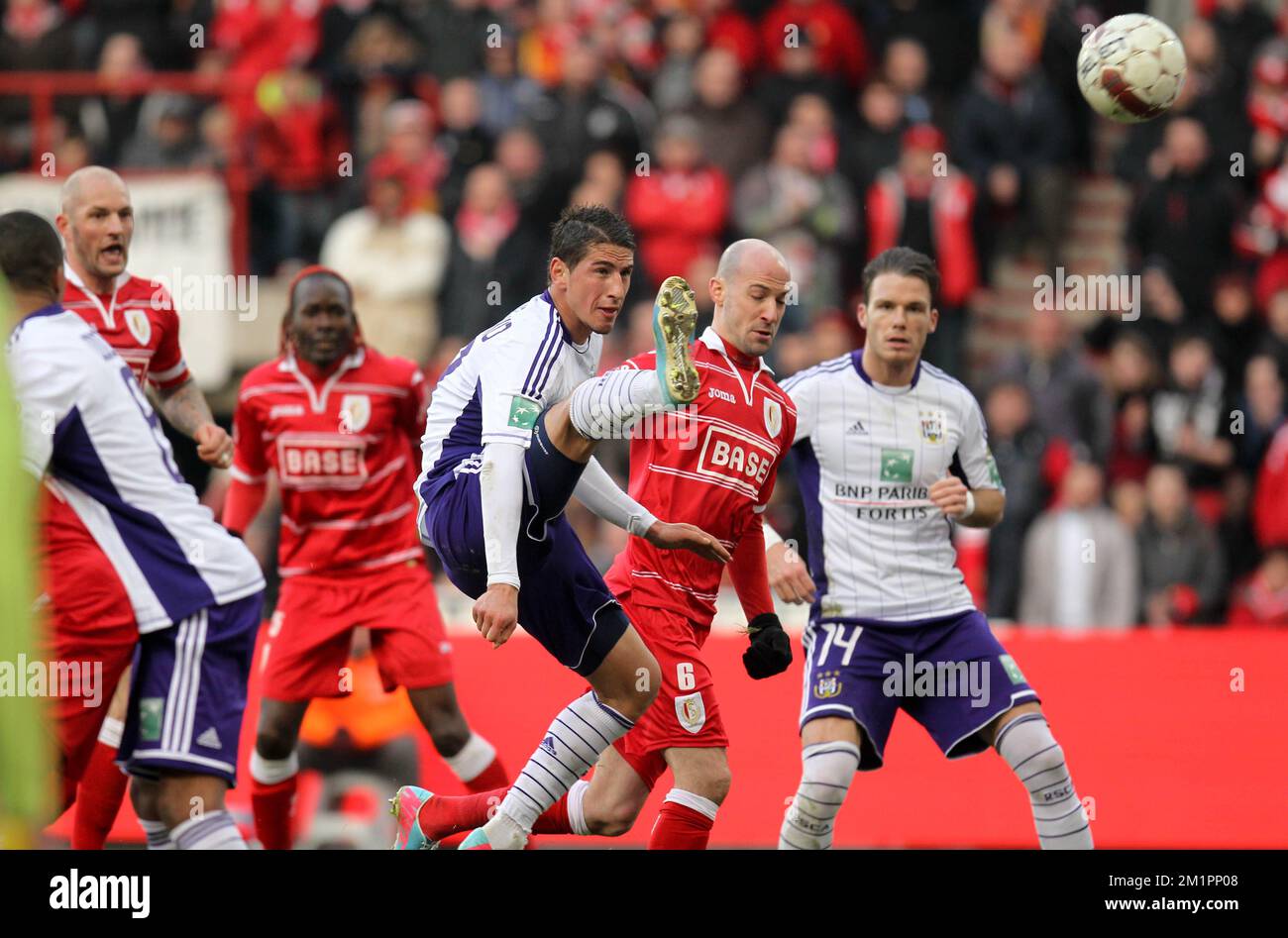 Anderlecht Oleksandr Iakovenko und Standard Laurent Ciman kämpfen während des Jupiler Pro League-Spiels von Play-Off 1 zwischen Standard de Liege und RSC Anderlecht in Lüttich um den Ball Stockfoto