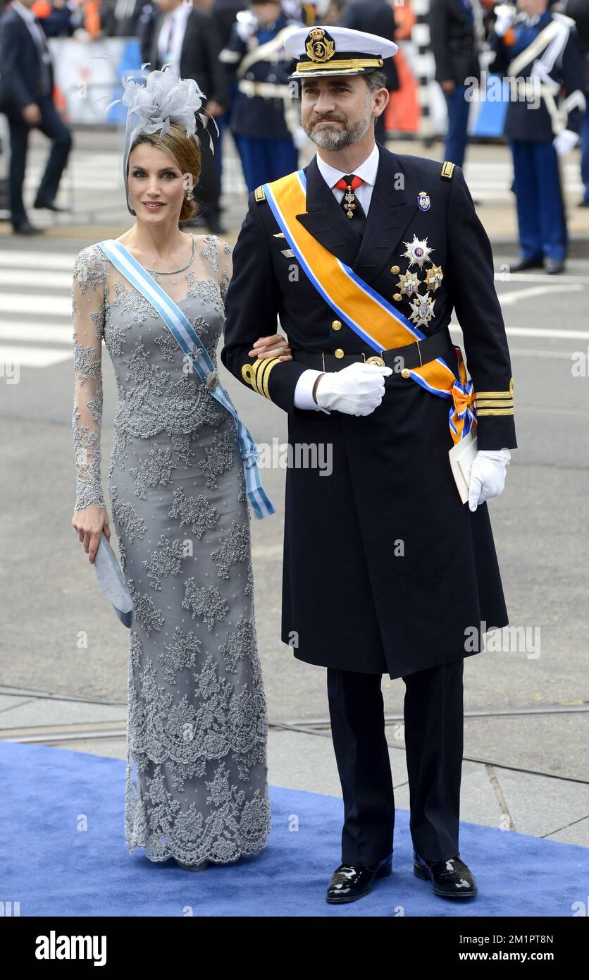 Kronprinz Felipe von Spanien und Prinzessin Letizia von Spanien kommen zur Amtseinführung von Prinz Willem Alexander als König, Dienstag, den 30. April 2013, in Amsterdam, Niederlande. Die niederländische Königin Beatrix, die die Niederlande 33 Jahre lang regierte, gab am 28. Januar 2013 ihre Abdankung vom Thron zugunsten ihres Sohnes, Prinz Willem-Alexander, bekannt. Stockfoto