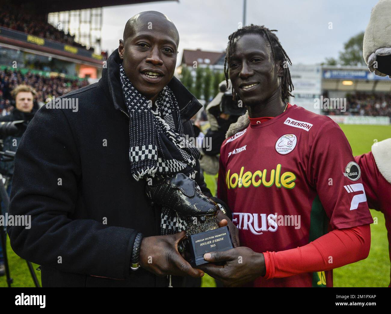 Das Abbildungsbild zeigt Khalilou Fadiga und Essevees Mbaye Leye mit dem „Sulier d'Ebene“ vor dem Jupiler Pro League-Spiel von Play-Off 1 zwischen Zulte Waregem und Club Brügge in Waregem, Donnerstag, den 16. Mai 2013, am neunten Tag des Play-Off 1 der belgischen Fußballmeisterschaft. Stockfoto