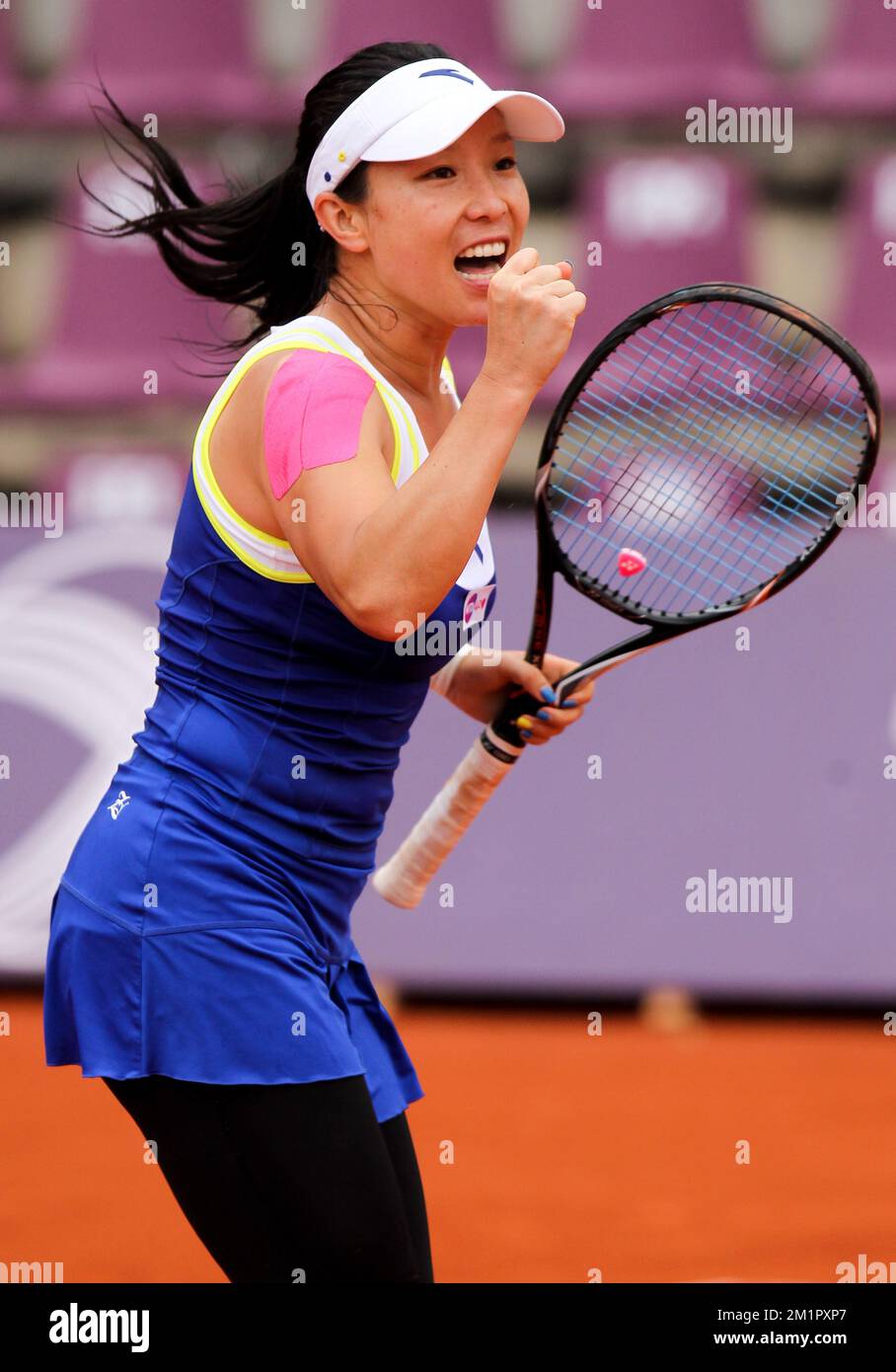 Der chinesische Jie Zheng feiert während der ersten Runde des Spiels der dänischen Caroline Wozniacki und der chinesischen Jie Zheng auf der WTA Brussels Open am Mittwoch, den 22. Mai 2013 in Brüssel. BELGA PHOTO VIRGINIE LEFOUR Stockfoto