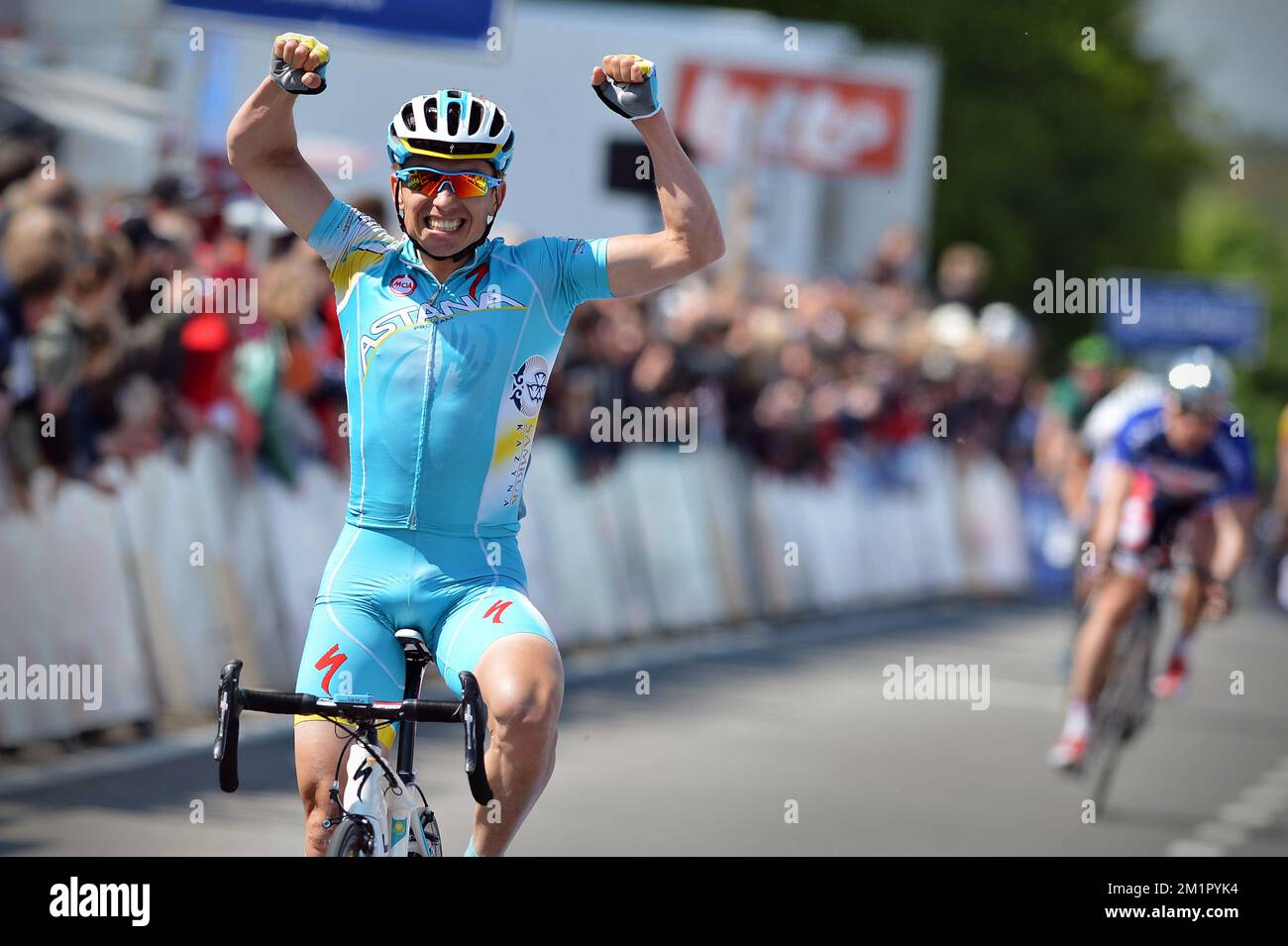 20130525 – LACS DE L'EAU D'HEURE, BELGIEN: Kasachisch Maxim Iglinskiy vom Pro-Team Astana feiert, wie er die Ziellinie überquert und die vierte Etappe des Radrennen der Belgium Tour gewinnt, 164,3km km von und nach Lacs de l'Eau d'Heure, Samstag, 25. Mai 2013. BELGA FOTO DAVID STOCKMAN Stockfoto