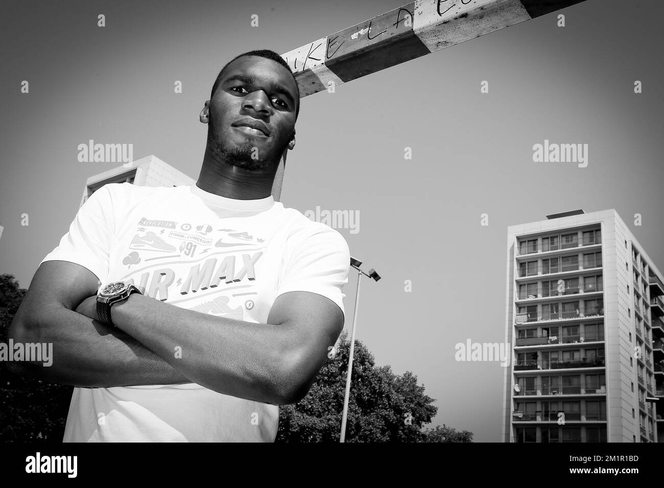 Christian Benteke posiert während eines Pressezeitpunkts für den Fotografen, während der Fußballspieler Christian Benteke das Buch von Raf Willems mit dem Titel „Sympathie für die Teufel, De Belgen in der Premier League“ über Red Devils, die am Samstag, den 08. Juni 2013 in englischen Fußballvereinen spielen, erhält. Benteke machte eine tolle Saison mit Aston Villa, wie andere belgische Spieler, Simon Mignolet, Vincent Kompany, Thomas Vermaelen, Jan Vertonghen, Moussa Dembele, Marouane Fellaini, Kevin Mirallas, Eden Hazard und Romelu Lukaku. Stockfoto