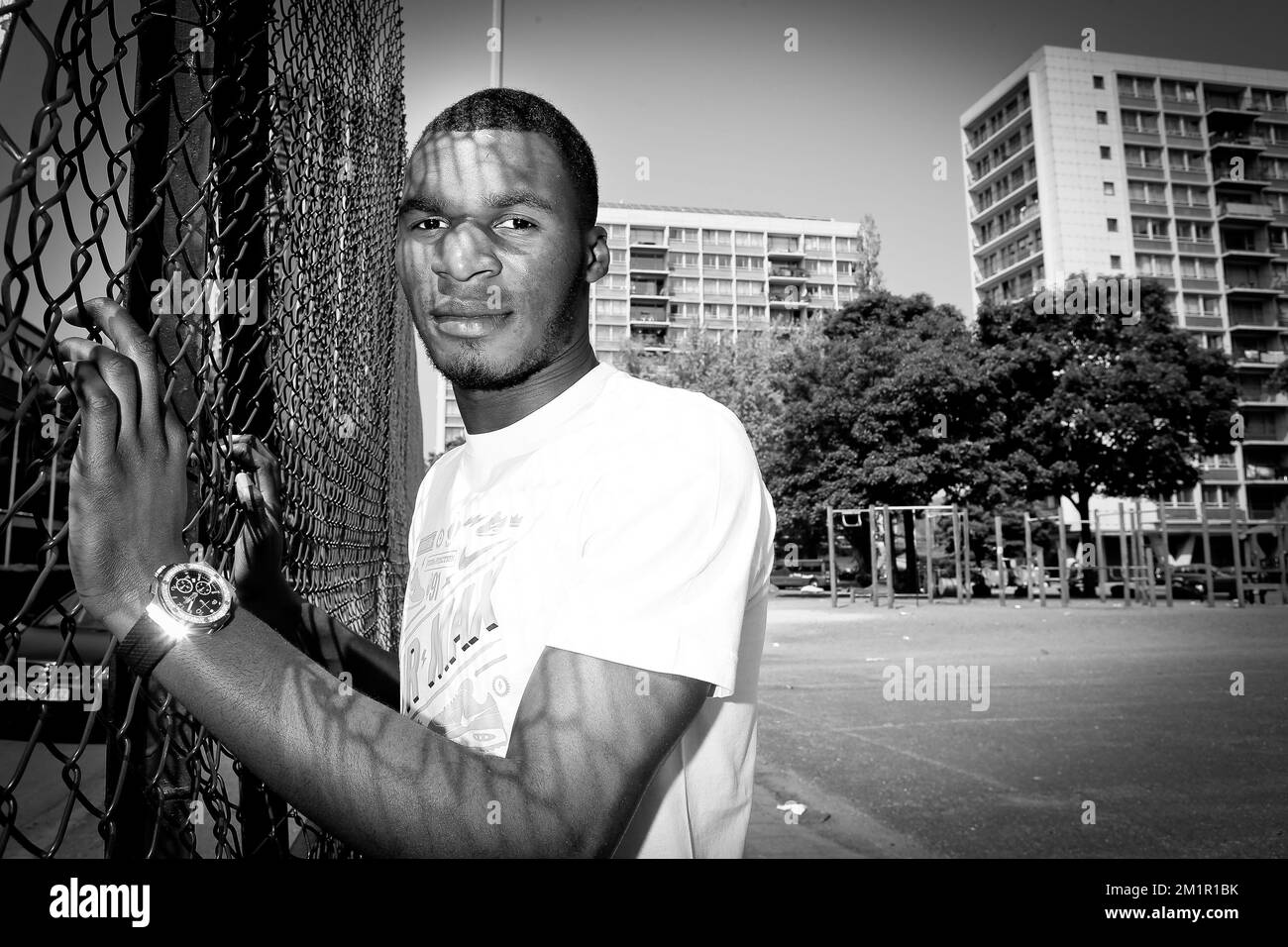 Christian Benteke posiert während eines Pressezeitpunkts für den Fotografen, während der Fußballspieler Christian Benteke das Buch von Raf Willems mit dem Titel „Sympathie für die Teufel, De Belgen in der Premier League“ über Red Devils, die am Samstag, den 08. Juni 2013 in englischen Fußballvereinen spielen, erhält. Benteke machte eine tolle Saison mit Aston Villa, wie andere belgische Spieler, Simon Mignolet, Vincent Kompany, Thomas Vermaelen, Jan Vertonghen, Moussa Dembele, Marouane Fellaini, Kevin Mirallas, Eden Hazard und Romelu Lukaku. Stockfoto