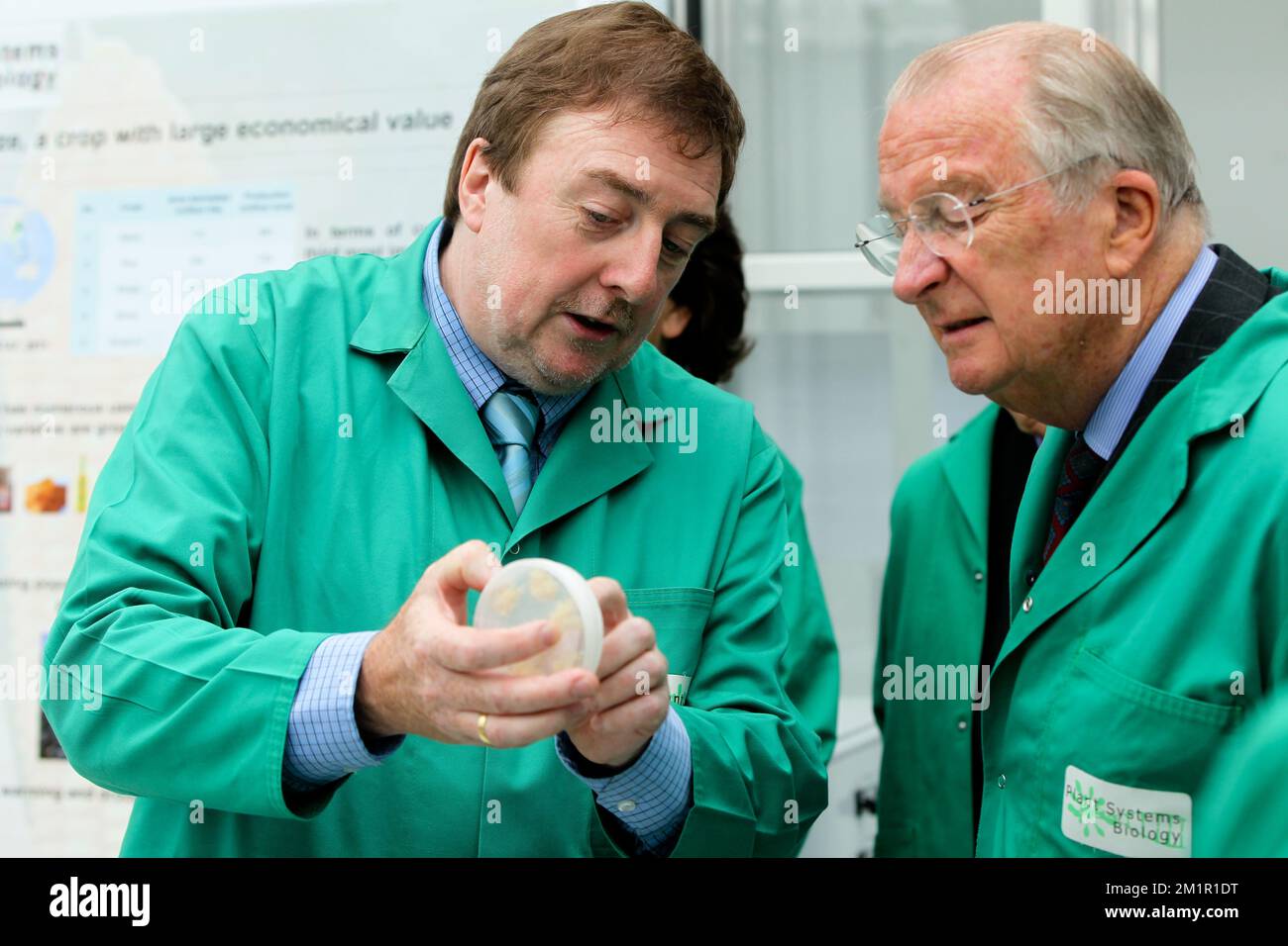 VIB Direktor des Departements Biologische systeme der Pflanzen Dirk Inze und König Albert II von Belgien, Bild bei einem Besuch des Vlaams Instituut voor Biotechnologie (VIB) (Flämisches Institut für Biotechnologie) in Zwijnaarde im Technologiepark am Mittwoch, den 12. Juni 2013. Stockfoto