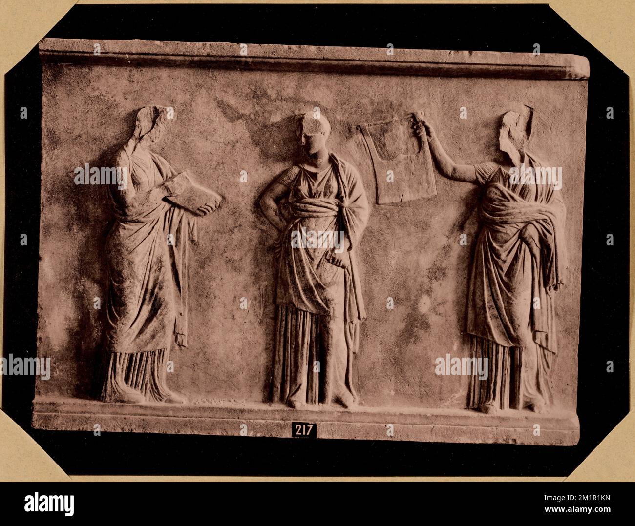 Bas-Reliefs trouvés à Mantinée en trois Plaques , Antiquitäten, Bas-Reliefs, Göttinnen, Musen griechische Gottheiten. Nicholas Catsimpoolas Kollektion Stockfoto