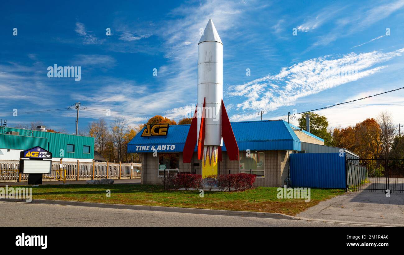 ACE Tire & Auto Garage mit Rakete vor dem Geschäft. Cambridge, Ontario, Kanada Stockfoto