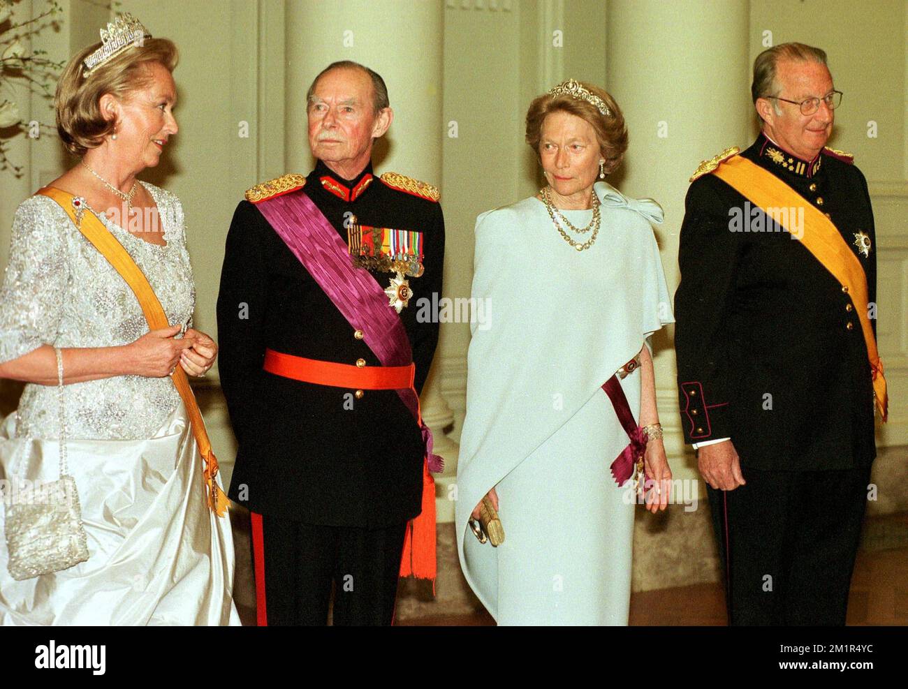 BRU20 - 19990316 - BRÜSSEL, BELGIEN: (DOSSIERS) Ein Bild vom 16. März 1999 zeigt KÖNIGIN Paola, Großherzog Jean von Luxemburg, Großherzogin von Luxemburg Josephine-Charlotte und ihr Bruder König Albert II. Von Belgien kommen zu einem Galadinner im Königlichen Schloss Laeken/Laken bei Brüssel während eines Staatsbesuchs des Großherzogs von Luxemburg in Belgien. Großherzogin von Luxemburg Josephine Charlotte, Prinzessin von Belgien und Schwester von König Albert II., starb am frühen Montag, den 10. Januar 2005, im Schloss Fischbach im Alter von 77 Jahren. BELGA FOTO HERWIG VERGULT Stockfoto