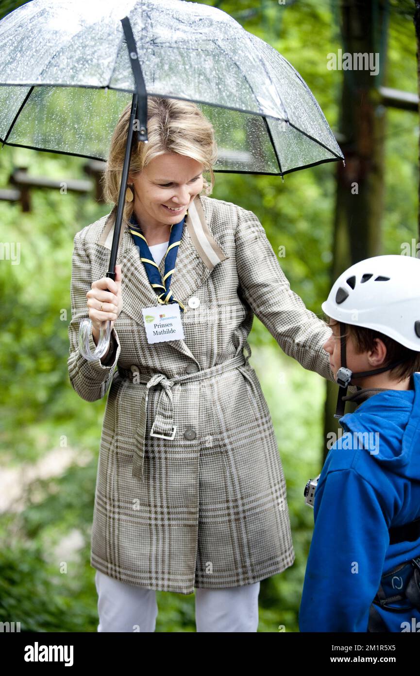 Dieses Bild zeigt Prinzessin Mathilde von Belgien, die zukünftige belgische Königin, bei einem königlichen Besuch des Jugendlagers „Puur Avontuur“ (Pure Adventure - Aventure Pure) im Gebiet Massembre in Heer-sur-Meuse (Belgien), das von Kazou am Mittwoch, den 03. Juli 2013 organisiert wurde. Stockfoto