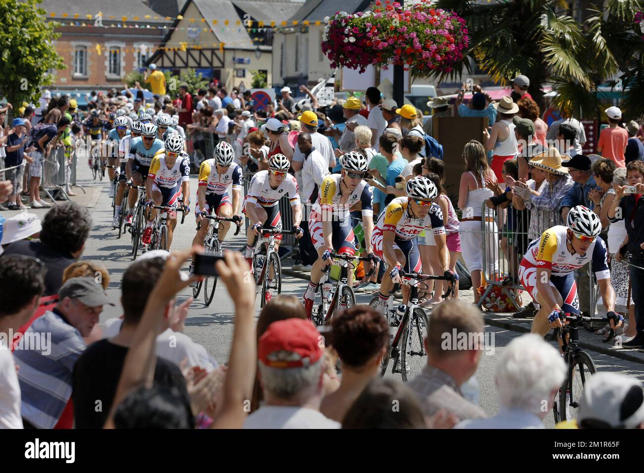 Lotto - Belisol-Fahrer, die während der zehnten Etappe der Tour de France, 197km von Saint-Gildas-des-Bois nach Saint-Malo, Frankreich, fotografiert wurden. Stockfoto