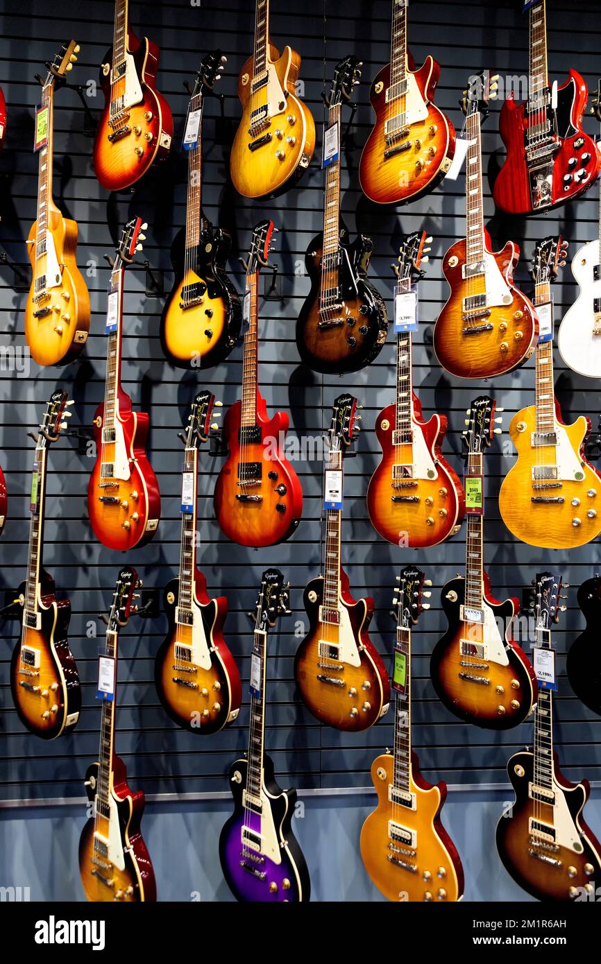 Elektrische Gitarren werden in einem Musikinstrumentladen ausgestellt. Ontario Kanada Stockfoto