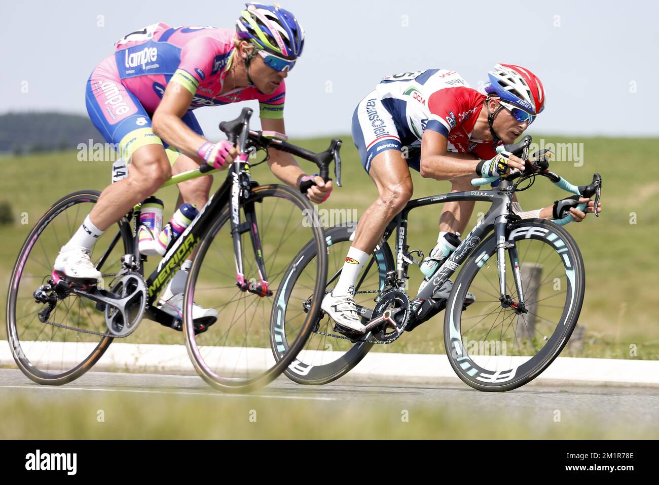 Der italienische Damiano Cunego vom Team Lampre-Merida und Johnny Hoogerland aus den Niederlanden vom Team Vacansoleil-DCM, die in der vierzehnten Etappe der Radtour de France 100., 191km von Saint-Pourcain-sur-Sioule nach Lyon, Frankreich, am Samstag, den 13. Juli 2013, abgebildet wurden. Stockfoto