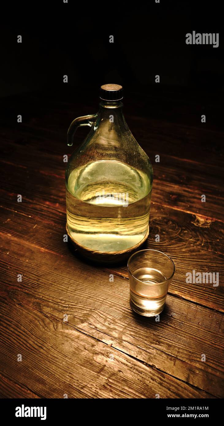 Kanne mit frischem Wasser auf einem Holztisch Stockfoto