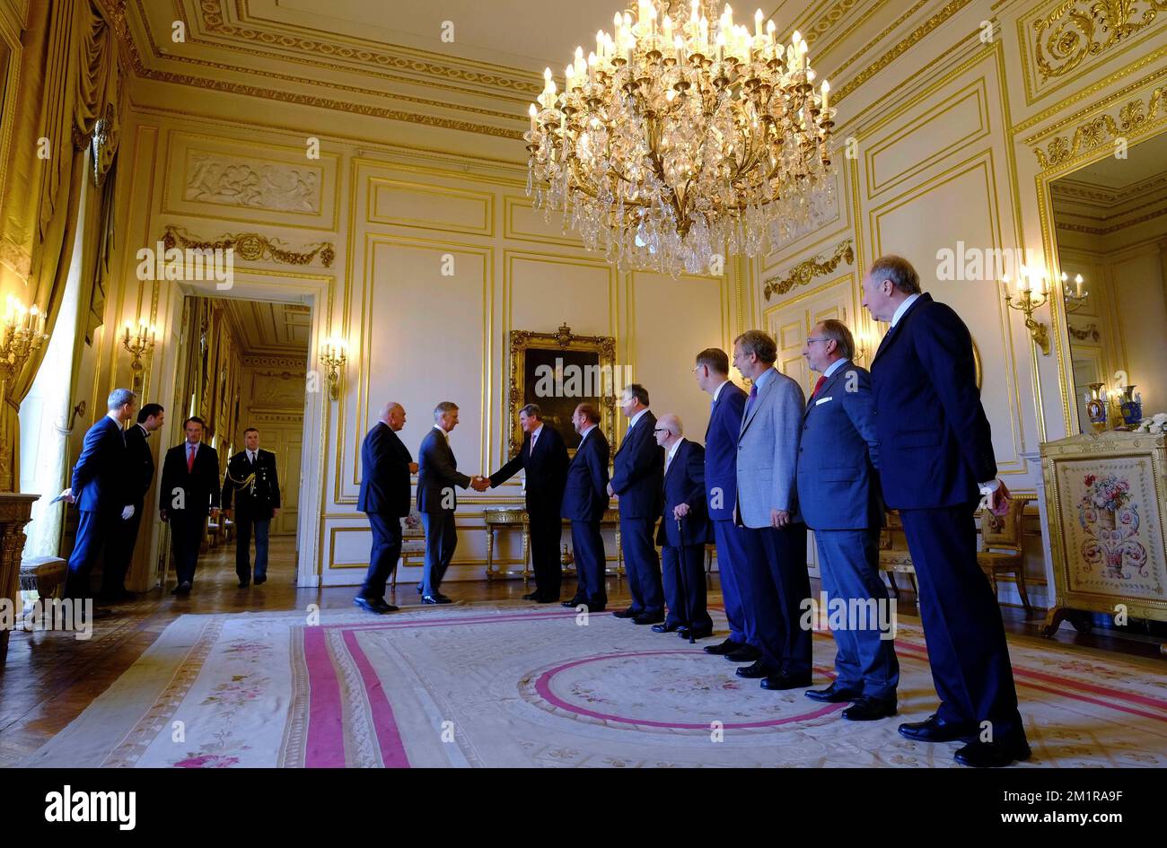 L-R, König Philippe - Filip von Belgien, Vorsitzender des Verfassungsgerichts Marc Bossuyt, Vorsitzender des Verfassungsgerichts Jean Spreutels, erster Präsident des höheren Gerichts (Kassation - Kassatie), Etienne Goethals, Generalstaatsanwalt des höheren Gerichts (Kassation - Kassatie), Jean-Francois Leclercq, erster Präsident des staatsrats, Robert Andersen Generalprüfer des Staatsrats, Philippe Bouvier, erster Präsident des Rechnungshofes ( Cour des Comptes - Rekenhof ), Philippe Roland und Präsident des Rechnungshofes ( Cour des Comptes - Rekenhof ), Ignace Desomer bei einem Besuch des Hohen Hauses Stockfoto