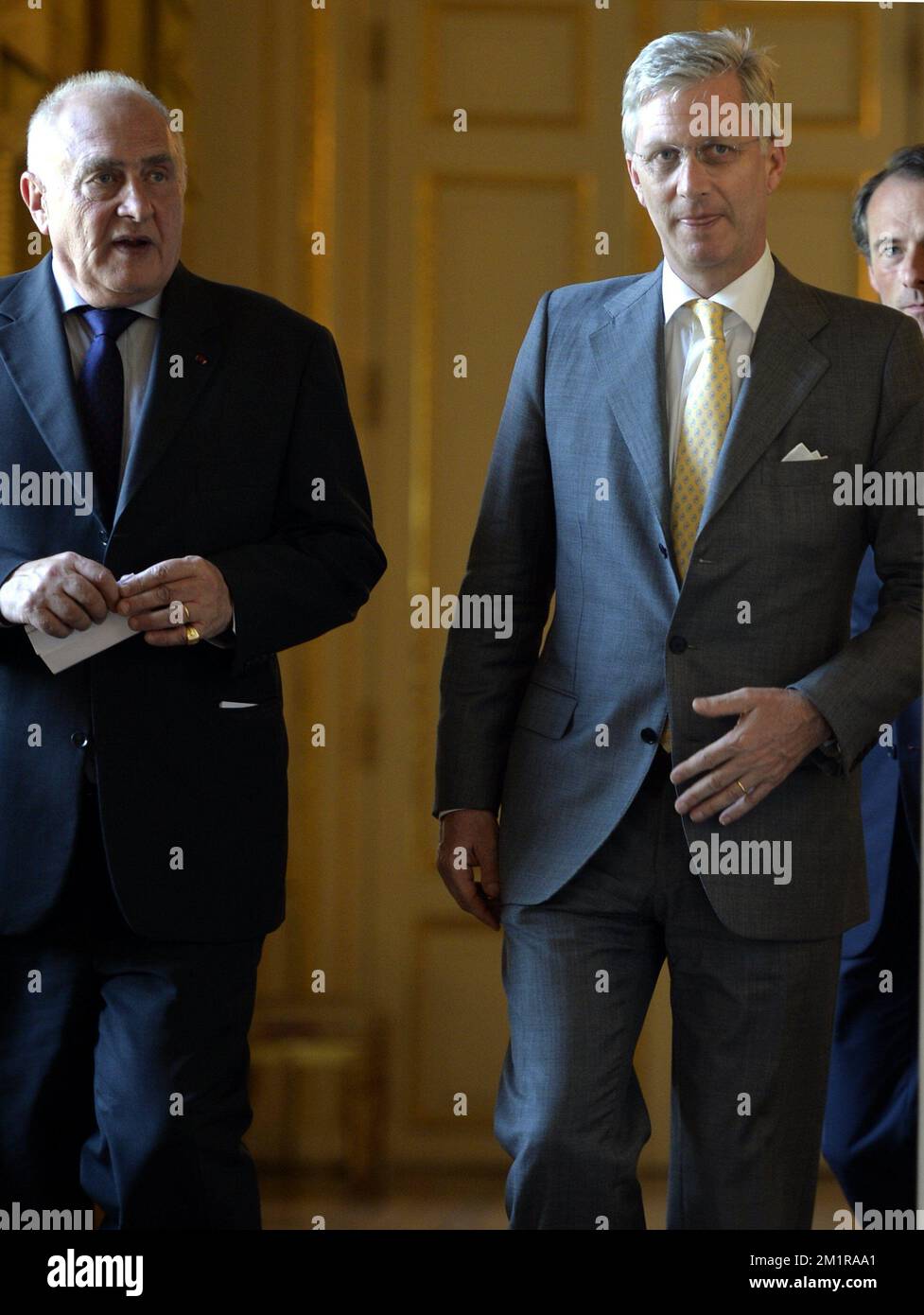 Leiter der Protokollabteilung des Königlichen Palastes, Vizeadmiral Pierre Warnauts, König Philippe - Filip von Belgien und Pierre Cartuyvels, Berater von Prinz Philippe, abgebildet bei einem Besuch des Rechnungsprüfungsbüros (Cour des Comptes - Rekenhof) beim neuen König im Königspalast in Brüssel am Montag, den 22. Juli 2013. Gestern hat König Albert II. Den Thron zugunsten seines Sohnes, des neuen Königs Philippe, Filip, abgetreten. Stockfoto