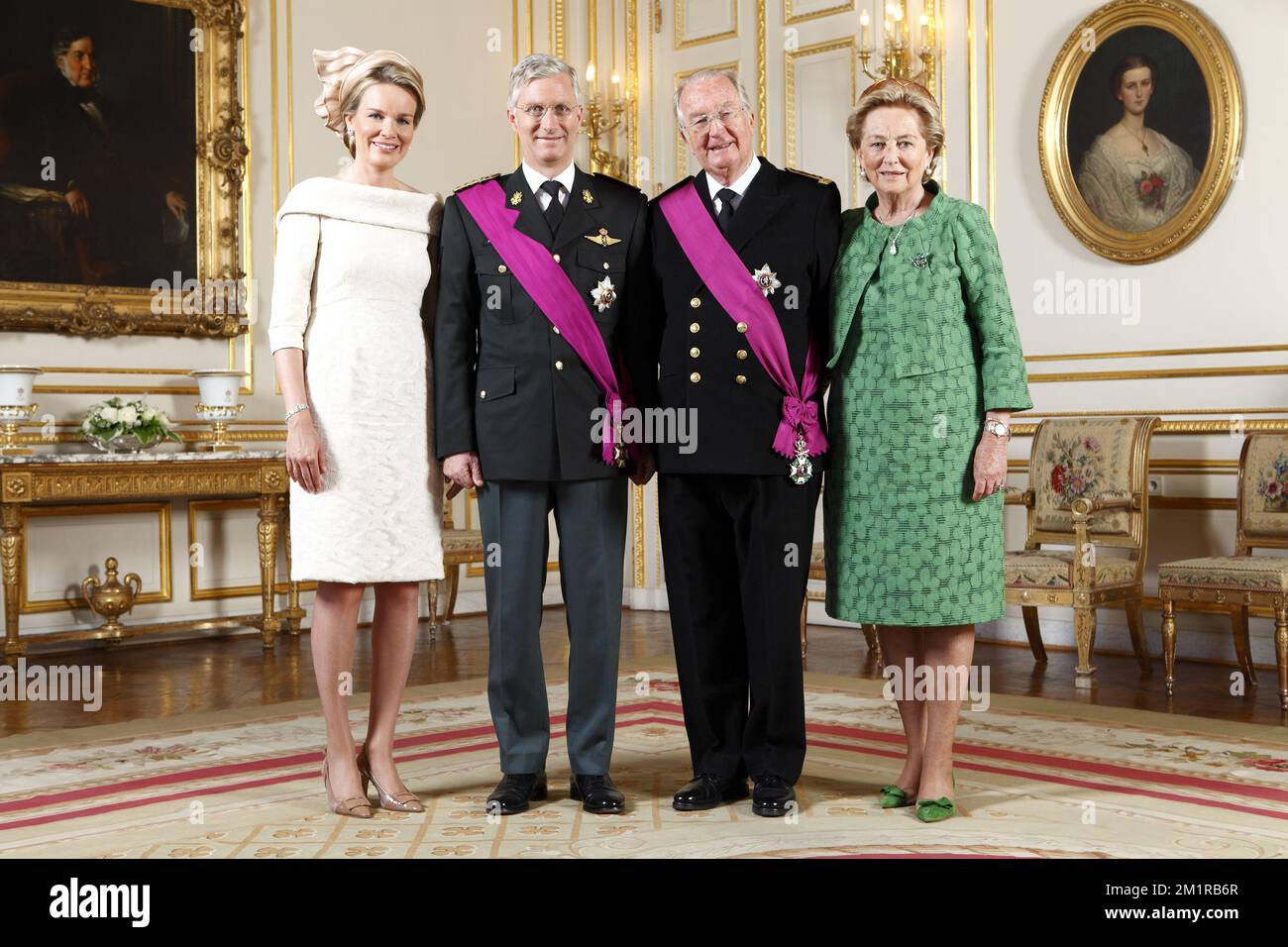 NUR ZUR REDAKTIONELLEN VERWENDUNG. NICHT ZUM VERKAUF FÜR MARKETING- ODER WERBEKAMPAGNEN. 20130721 - BRÜSSEL, BELGIEN: L-R, Königin Mathilde von Belgien, König Philippe - Filip von Belgien, König Albert II. Von Belgien und Königin Paola von Belgien posieren für das offizielle Bild im Königspalast (Koninklijk Paleis - Palais Royal) in Brüssel am belgischen Nationalfeiertag, Sonntag, den 21. Juli 2013 in Brüssel. Heute hat König Albert II. Den Thron zugunsten seines Sohnes, des neuen Königs Philippe, Filip, abgetreten. Stockfoto