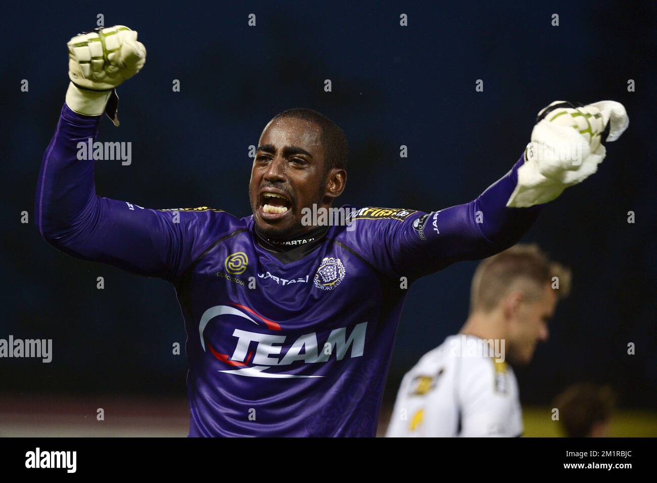 Lokerens Torwart Barry Boubacar Copa feiert nach dem Sieg des Jupiler Pro League-Spiels zwischen KSC Lokeren und RAEC Mons in Lokeren am Samstag, den 03. August 2013, am 2. Tag der belgischen Fußballmeisterschaft. Stockfoto