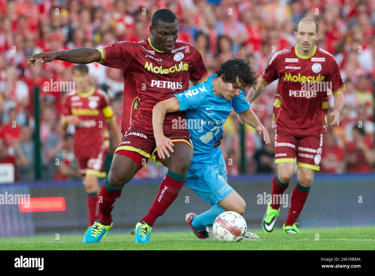 Essevees Junior Malanda und Kortrijks Gert-Jan De Mets kämpfen während des Jupiler Pro League-Spiels zwischen Zulte Waregem und KV Kortrijk in Waregem am Samstag, den 03. August 2013, am 2. Tag der belgischen Fußballmeisterschaft um den Ball. Stockfoto