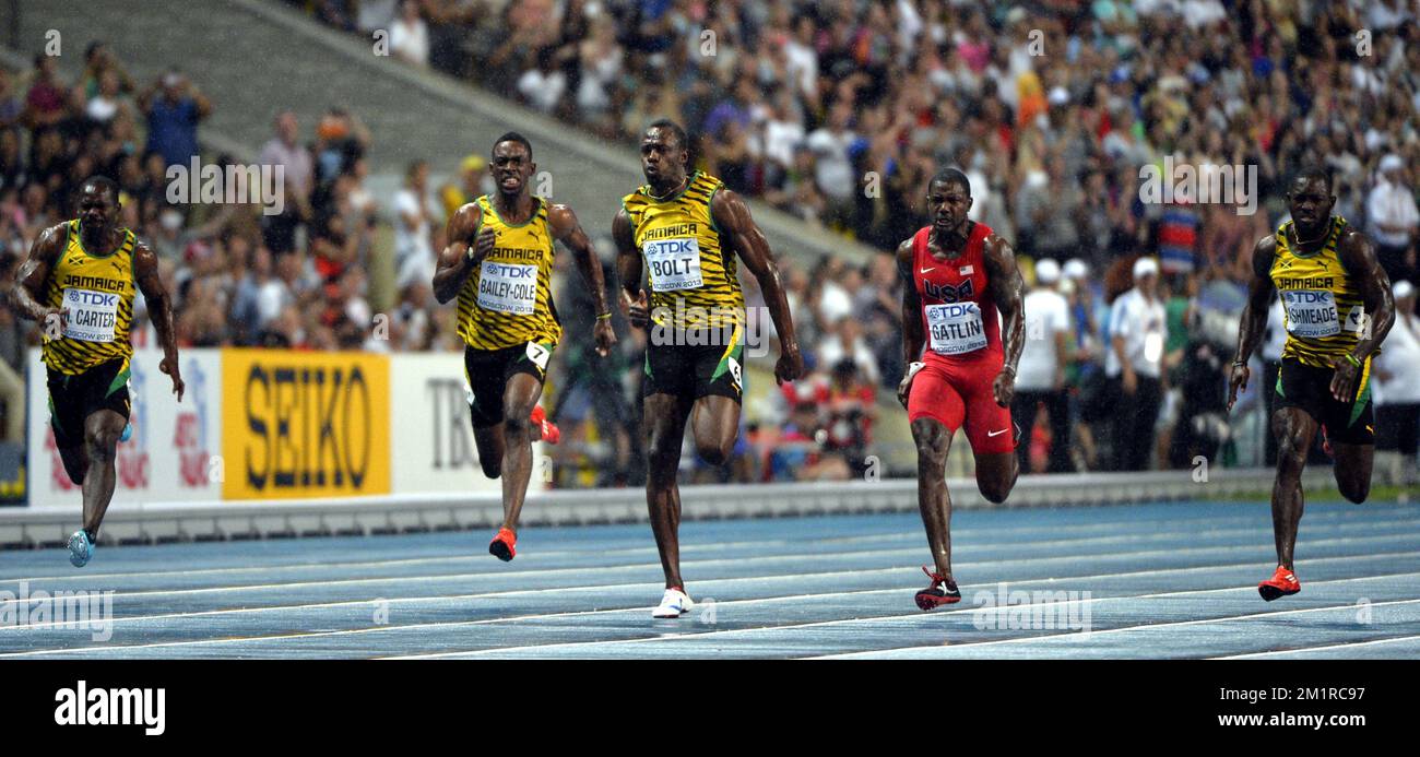 Jamaikaner Usain Bolt gewinnt das Finale der Männer 100m vor dem zweiten US Justin Gatlin (2. R), dem dritten Jamaikaner Nesta Carter (L), dem vierten Jamaikaner Kemar Bailey-Cole (2. L) und dem fünften Jamaikaner Nickel Ashmeade (R) bei den Leichtathletikweltmeisterschaften im Luzhniki-Stadion in Moskau, Russland Sonntag, 11. August 2013. Die Weltmeisterschaften finden vom 10. Bis 18. August statt. Stockfoto