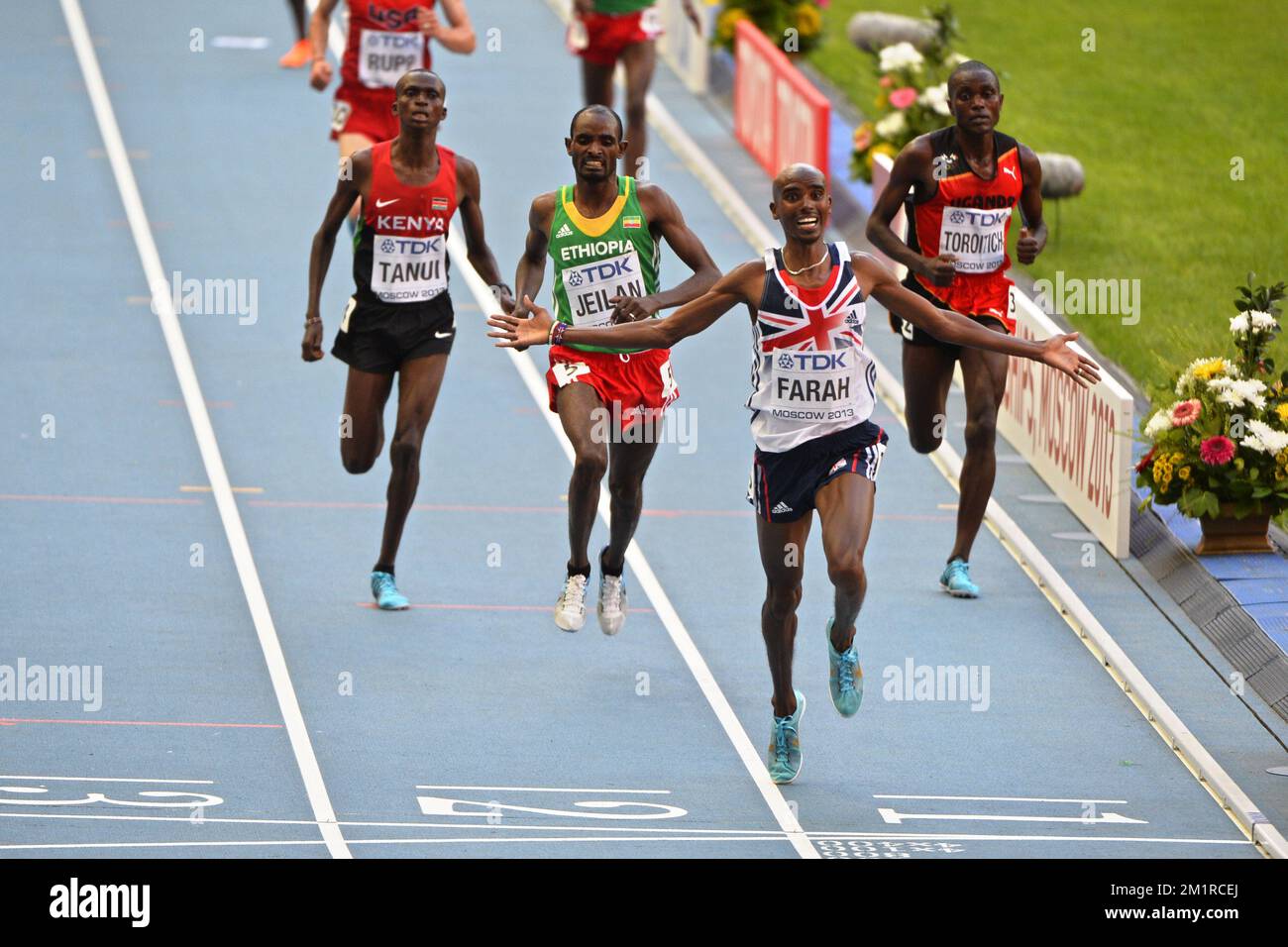 British Mohamed „Mo“ Farah (C) feiert den Sieg der Männer 10000m bei der Leichtathletik-Weltmeisterschaft im Luzhniki-Stadion in Moskau, Russland, Samstag, den 10. August 2013. Die Weltmeisterschaften finden vom 10. Bis 18. August statt. Stockfoto
