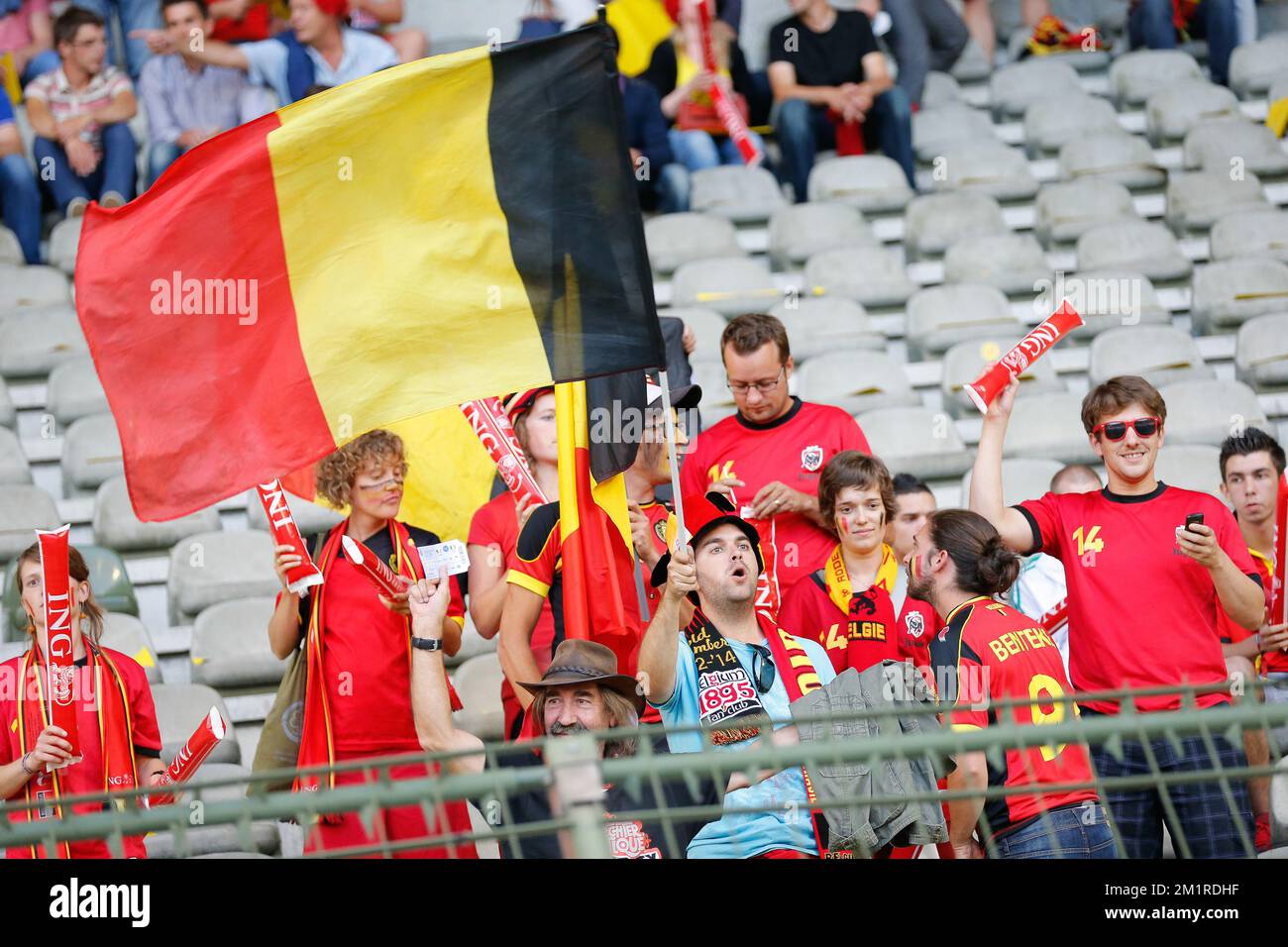 Belgische Fans wurden vor einem Freundschaftsspiel der belgischen Nationalmannschaft Red Devils gegen die französische Nationalmannschaft am Mittwoch, den 14. August 2013 im King-Baudouin-Stadion (Stade ROI Baudouin/Koning Boudewijnstadion) in Brüssel fotografiert. Stockfoto