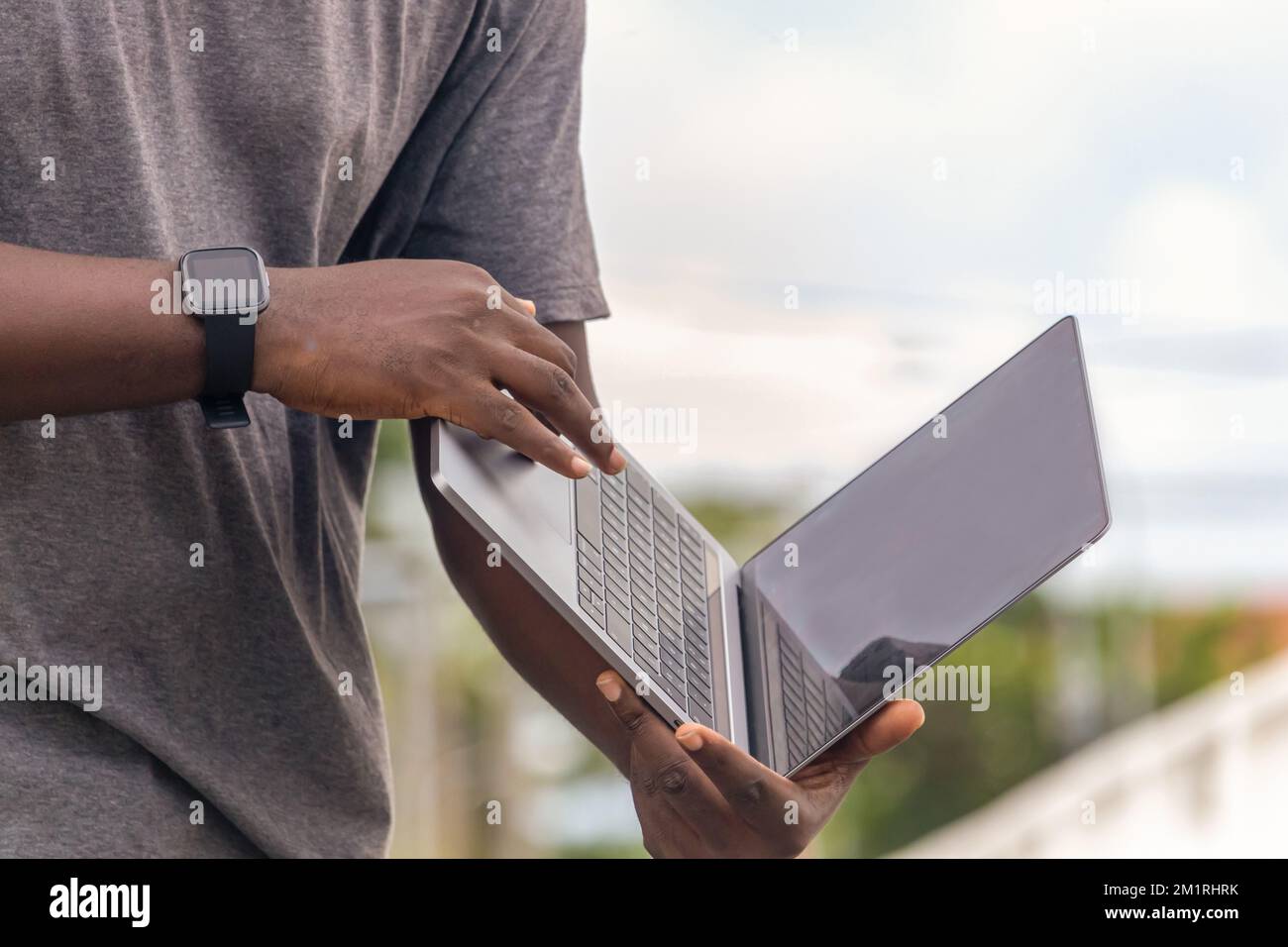 Side View, afrikanischer Webentwickler arbeitet mit seinem Laptop. Stockfoto