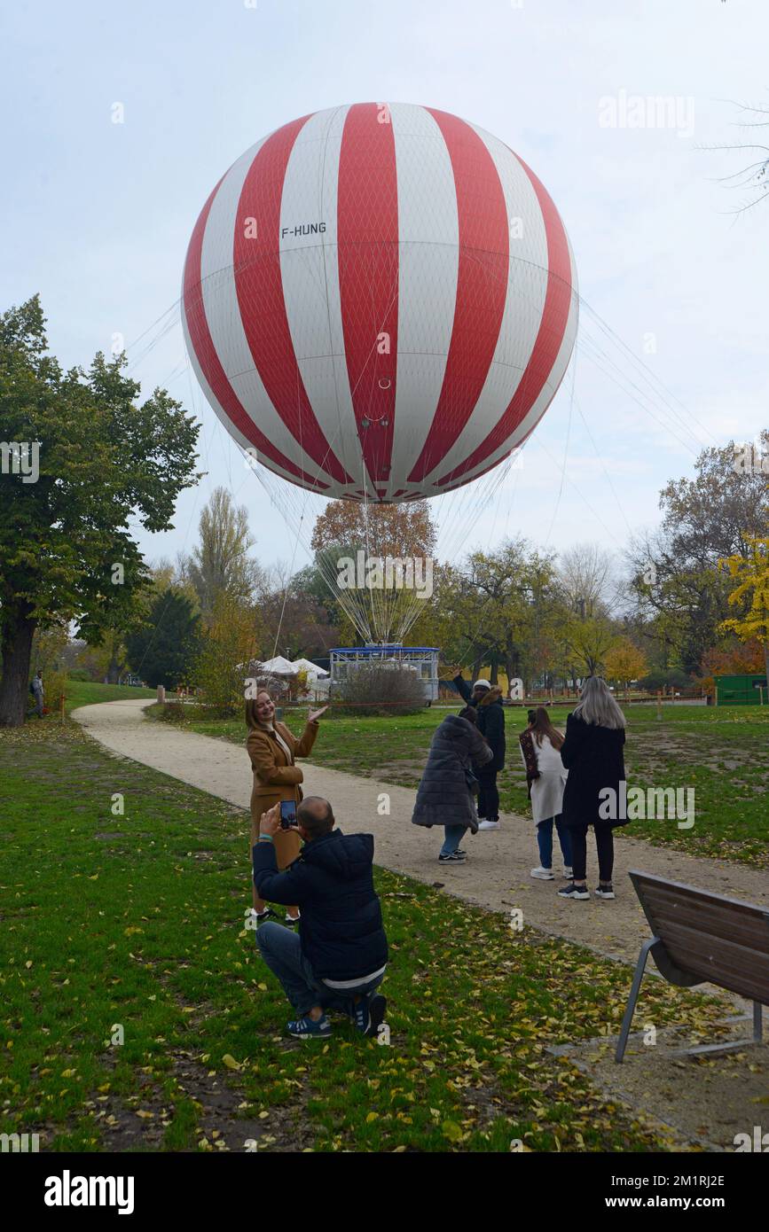 Eine gefesselte Ballonattraktion am Mimóza-Hügel, Stadtpark, Budapest, Ungarn, bietet Fahrgeschäfte für einen einzigartigen Aussichtspunkt als Attraktion. Oktober 2022 Stockfoto