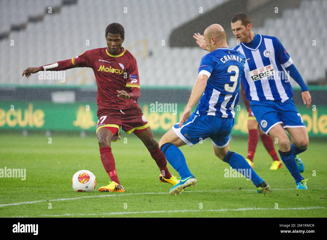 Essevees Ibrahima Conte und Wigans Stephen Crainey kämpfen um den Ball ein Fußballspiel zwischen dem belgischen Fußballteam Zulte Waregem und dem englischen Verein Wigan Athletic F.C., in Gruppe D, am ersten Tag der Gruppenphase des Europa-League-Turniers im Stadion Brügge, Donnerstag, 19. September 2013. BELGA FOTO KURT DESPLENTER Stockfoto