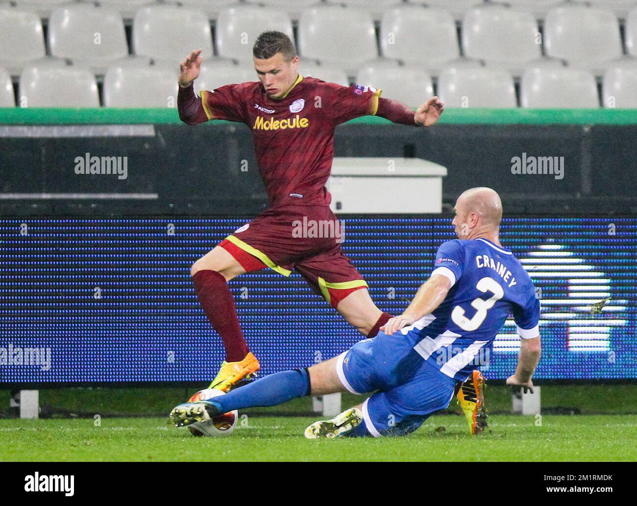 Essevees Jens Naessens und Wigans Stephen Crainey kämpfen um den Ball während eines Spiels der belgischen Fußballmannschaft Zulte Waregem und des englischen Vereins Wigan Athletic F.C. in Gruppe D am ersten Tag der Gruppenphase des Europa-League-Turniers im Stadion Brügge, Donnerstag, 19. September 2013. BELGA PHOTO VIRGINIE LEFOUR Stockfoto