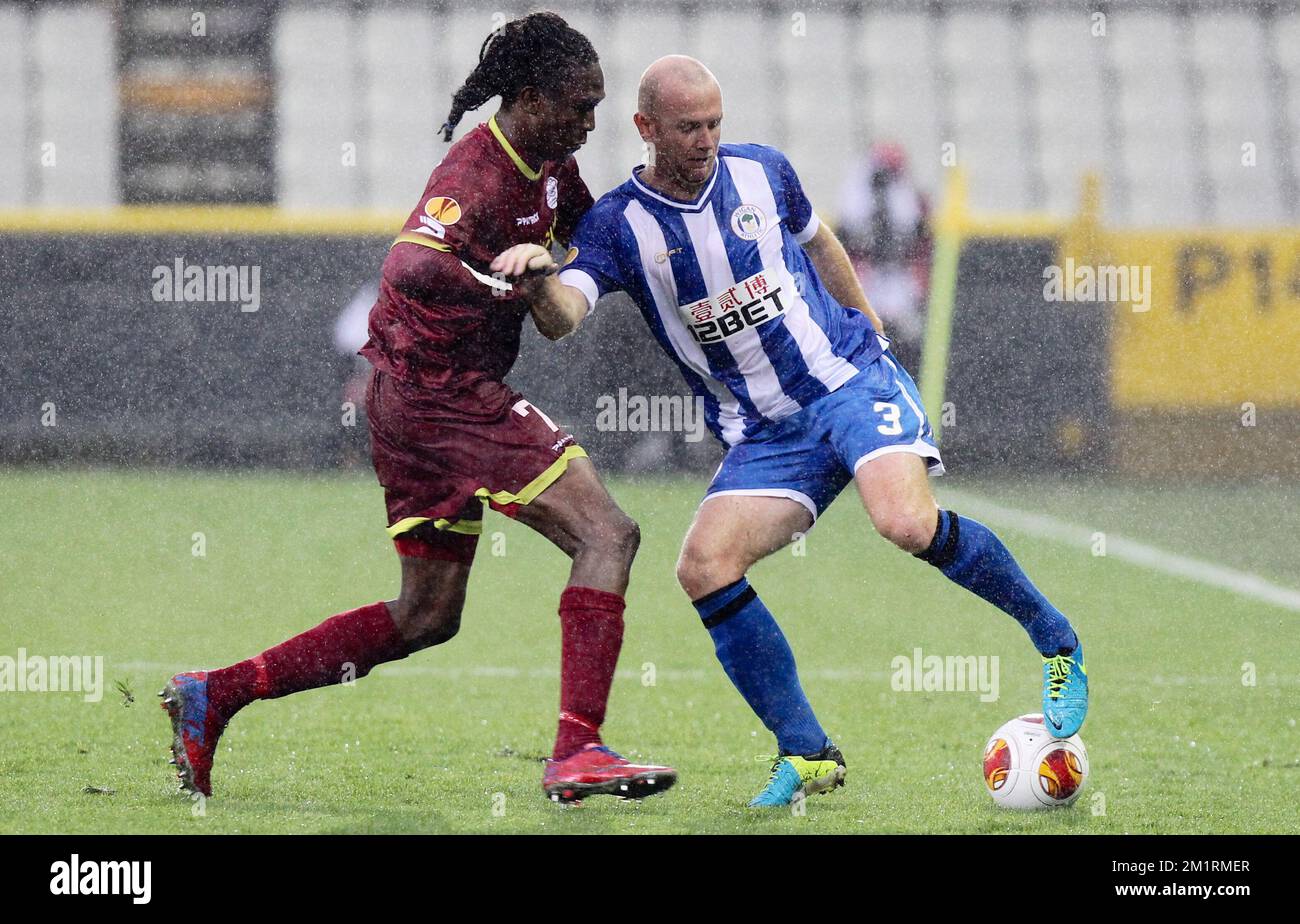 Essevees Habib Habibou und Wigans Stephen Crainey kämpfen um den Ball während eines Spiels der belgischen Fußballmannschaft Zulte Waregem und des englischen Vereins Wigan Athletic F.C. in Gruppe D am ersten Tag der Gruppenphase des Europa-League-Turniers im Stadion Brügge, Donnerstag, 19. September 2013. BELGA PHOTO VIRGINIE LEFOUR Stockfoto