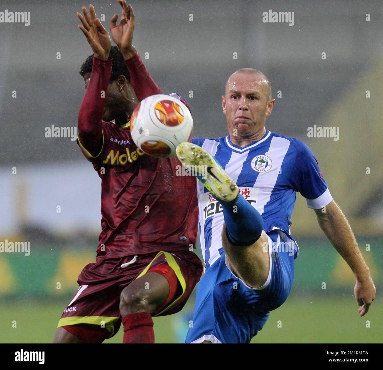 Essevees Ibrahima Conte und Wigans Stephen Crainey kämpfen um den Ball während eines Spiels der belgischen Fußballmannschaft Zulte Waregem und des englischen Vereins Wigan Athletic F.C. in Gruppe D am ersten Tag der Gruppenphase des Europa-League-Turniers im Stadion Brügge, Donnerstag, 19. September 2013. BELGA PHOTO VIRGINIE LEFOUR Stockfoto