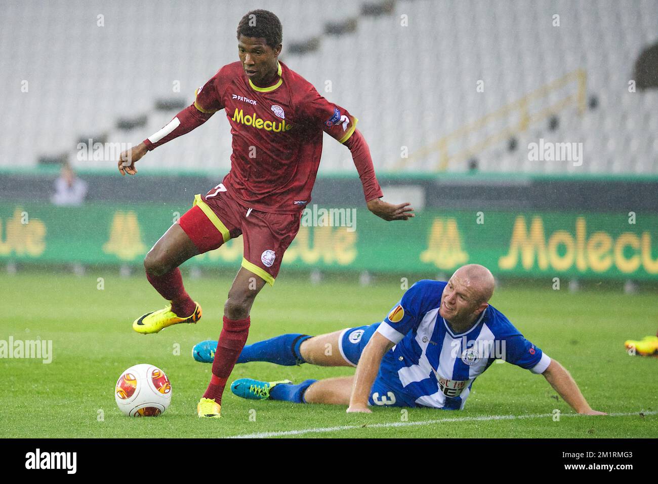 Essevees Ibrahima Conte und Wigans Stephen Crainey kämpfen um den Ball ein Fußballspiel zwischen dem belgischen Fußballteam Zulte Waregem und dem englischen Verein Wigan Athletic F.C., in Gruppe D, am ersten Tag der Gruppenphase des Europa-League-Turniers im Stadion Brügge, Donnerstag, 19. September 2013. BELGA FOTO KURT DESPLENTER Stockfoto