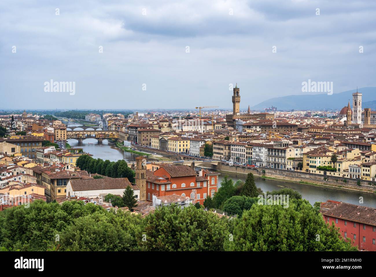 Fluss Arno und Skyline von Florenz von Piazzale Michelangelo - Florenz, Toskana, Italien Stockfoto