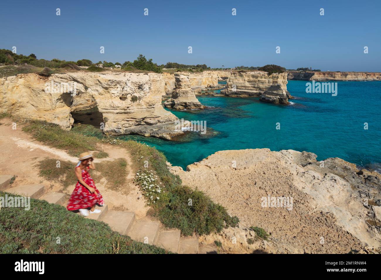 Felsenstapel und kristallklares türkisfarbenes Meer der Faraglioni di Sant Andrea, Torre di Sant Andrea, Melendugno, Provinz Lecce, Apulien, Italien, Europa Stockfoto