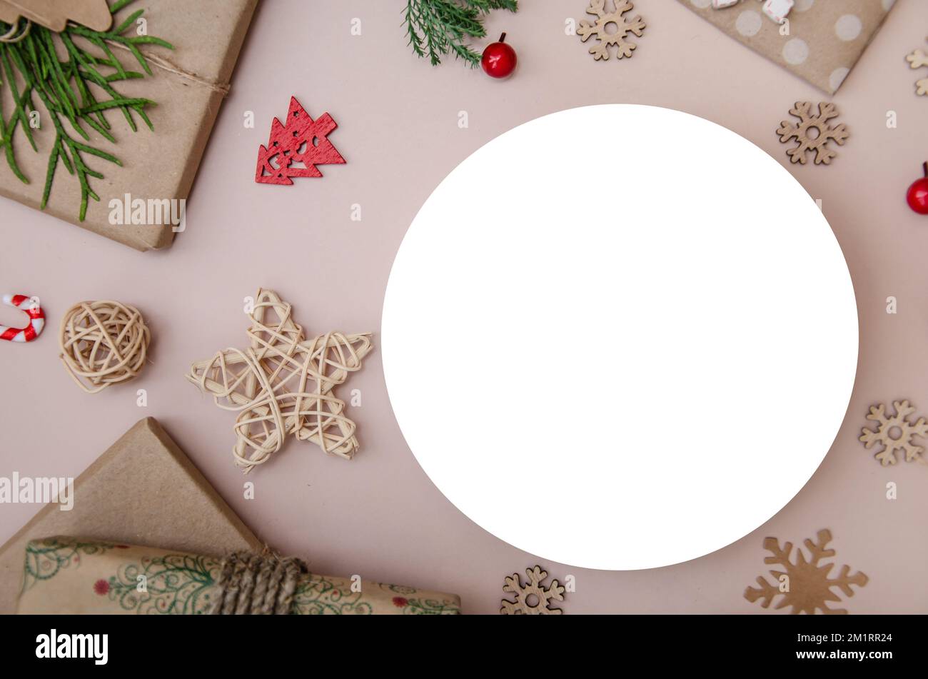 Weihnachtskomposition. Flache Lagezusammensetzung mit Weihnachtsdekorationen und weißer, runder Werbefläche. Ein rundes Modell. Stockfoto